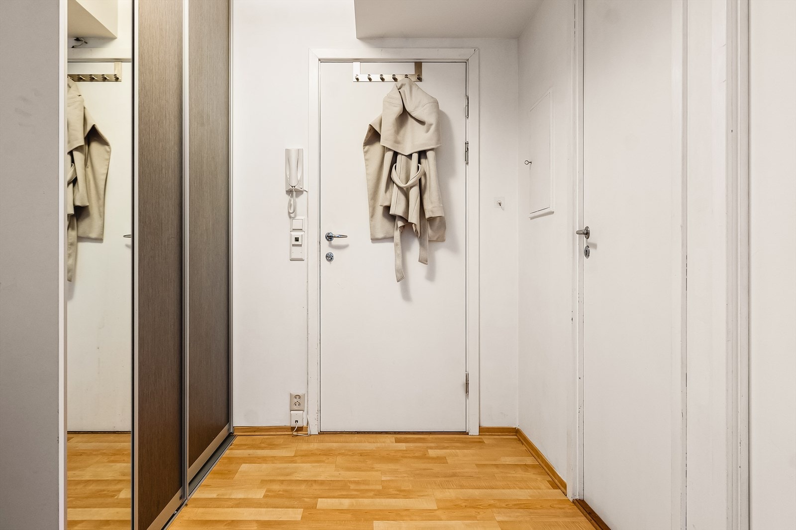 Tilbake i entré; dørtelefon med åpner til gatedør. På høyre side er det hhv. bod og bad. Galleribilde