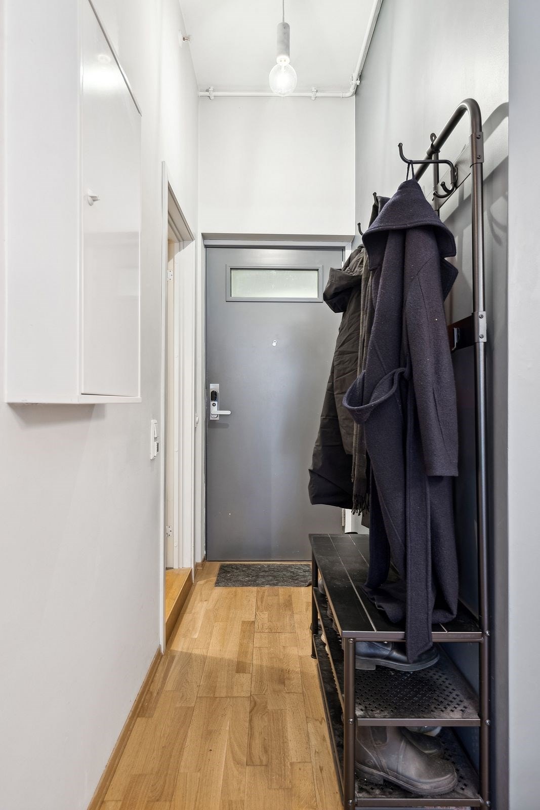 Flott entré med plass for oppheng av yttertøy. Galleribilde