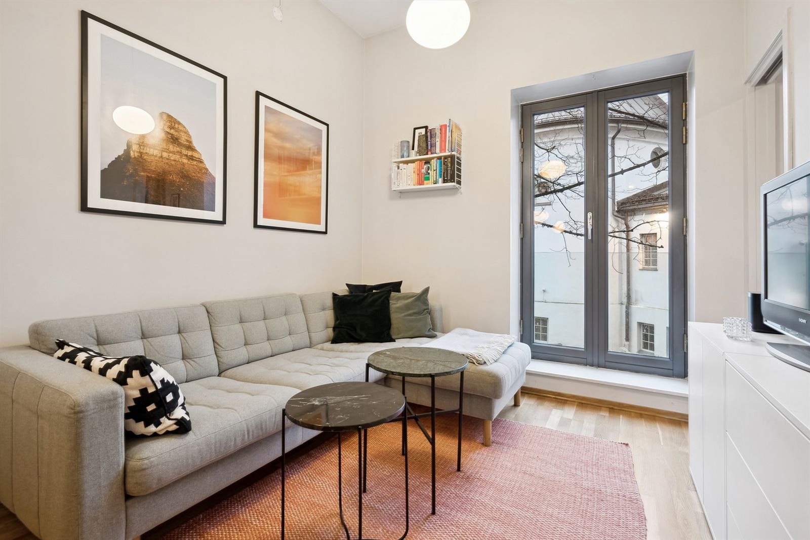 Romslig stue med store vindusflater som slipper inn rikelig med dagslys. Galleribilde