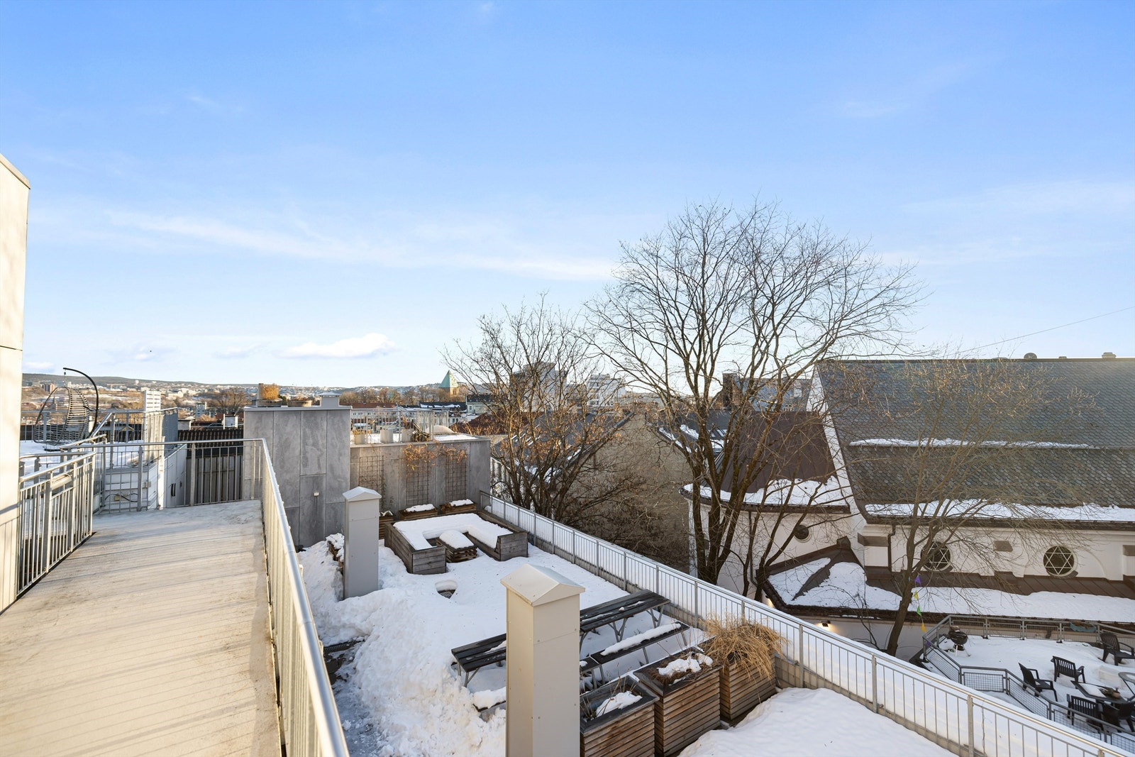 Flott, felles takterrasse for beboerne i sameiet med svært gode solforhold og nydelig utsikt. Galleribilde