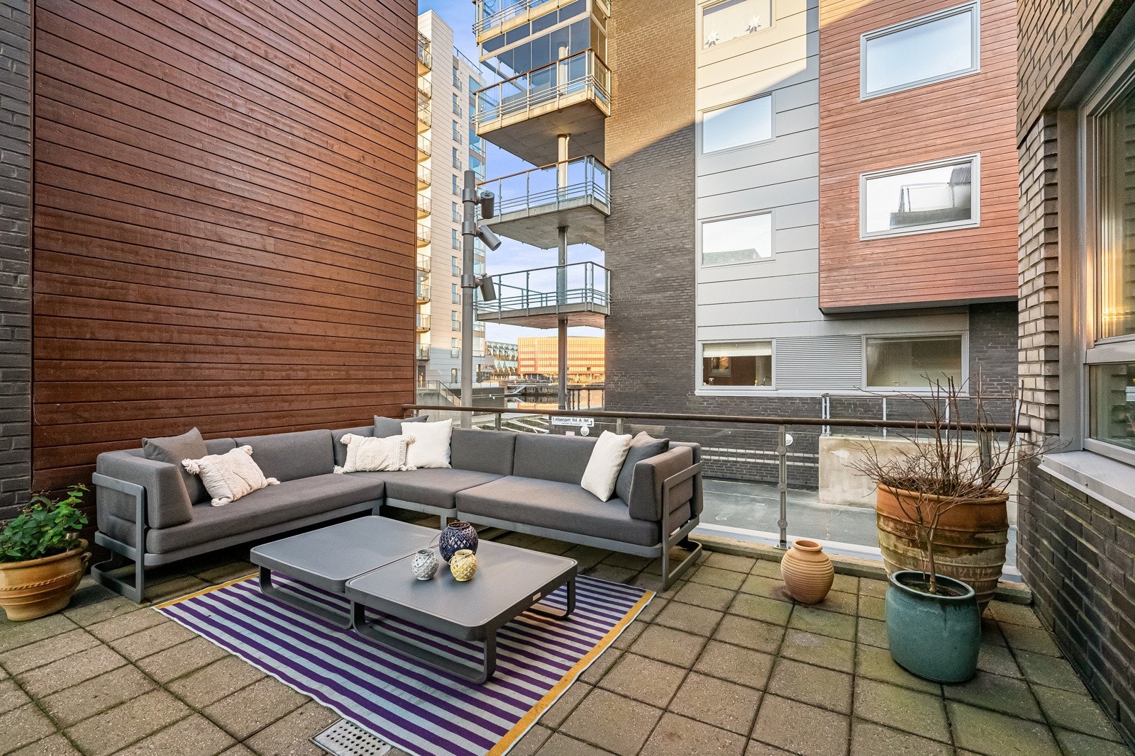 Terrassen ligger usjenert til, med lite innsyn. Galleribilde