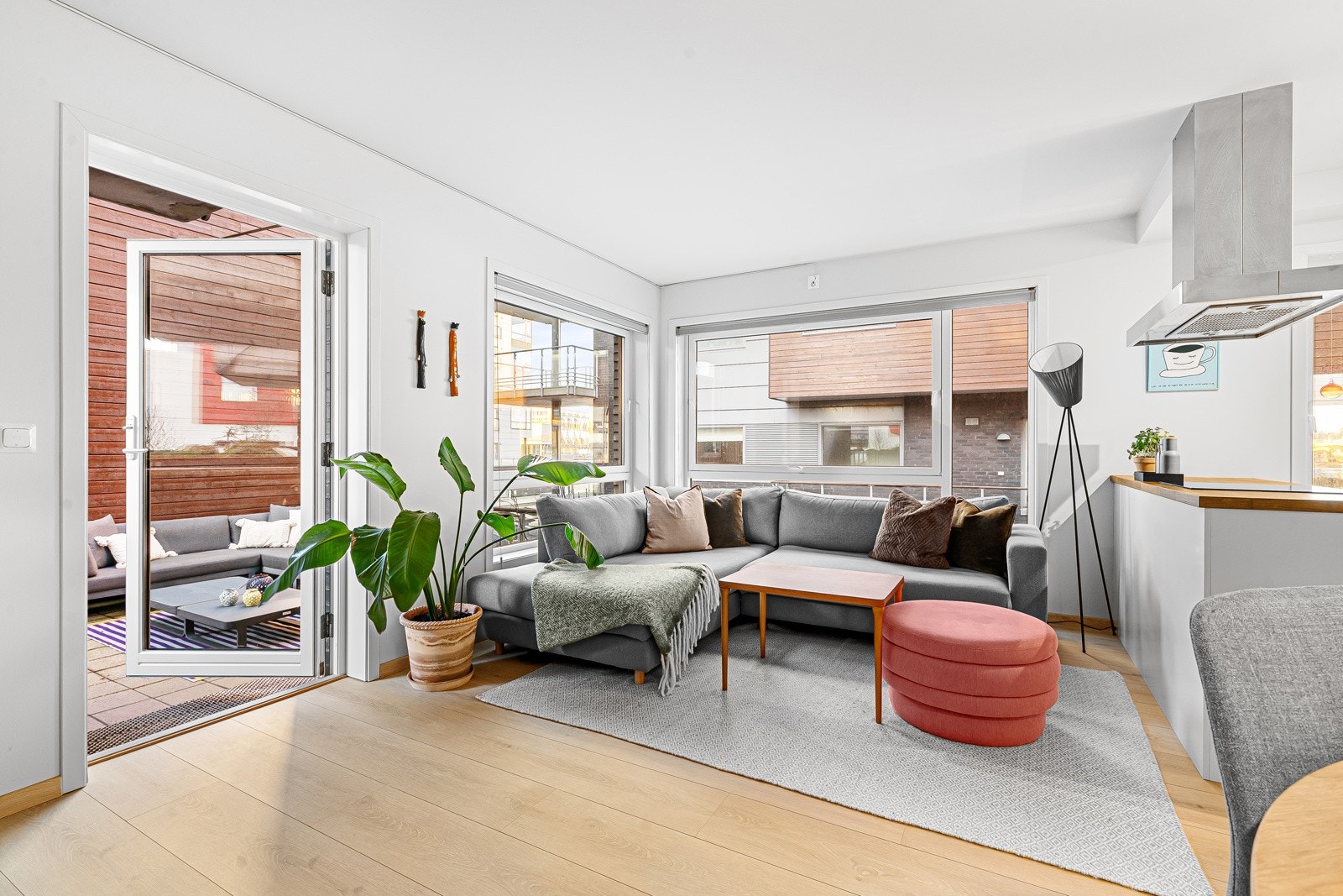 Dette er en tiltalende, lys og moderne hjørneleilighet fra 2009 med gjennomgående god standard og en effektiv planløsning. Galleribilde