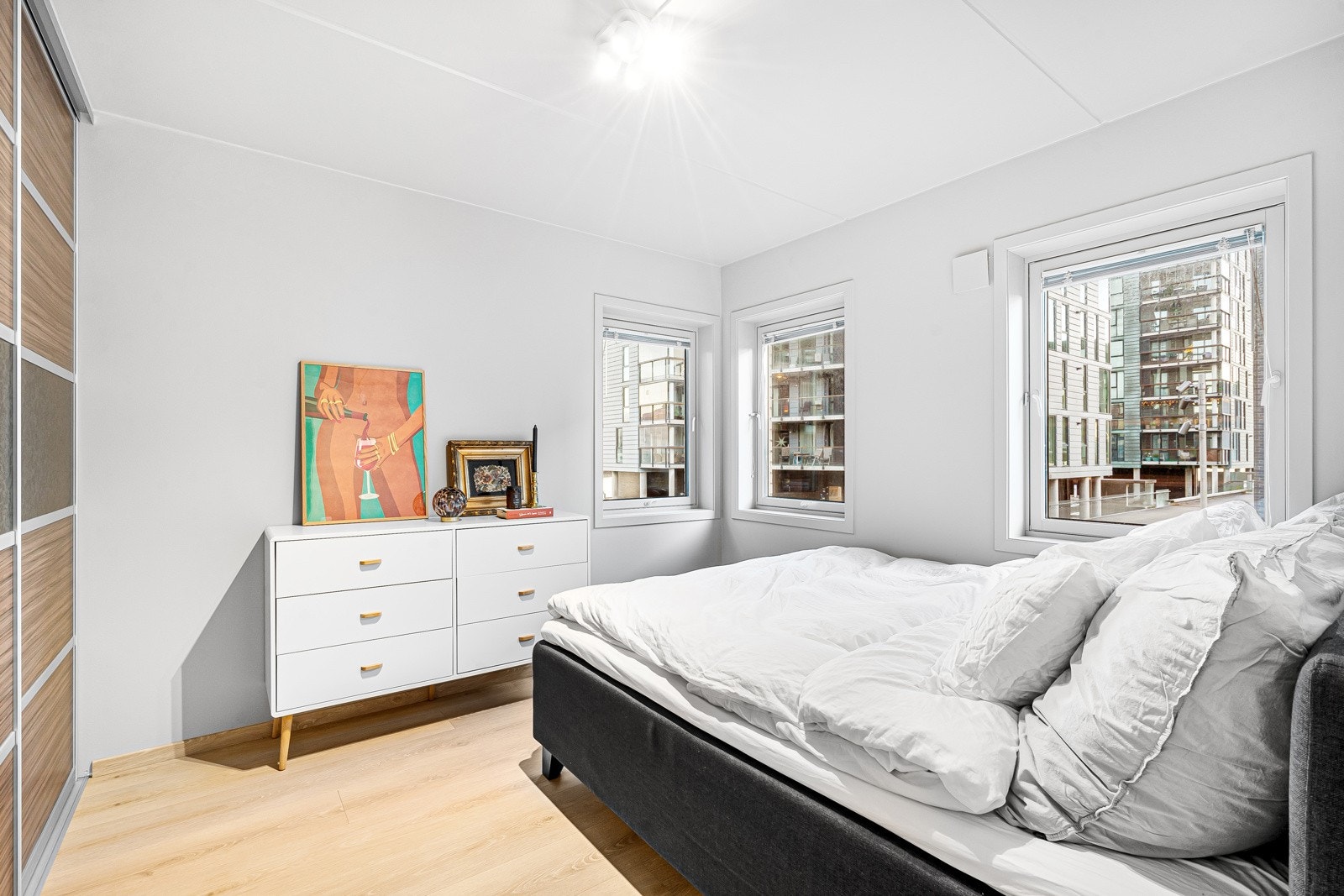 Soverommet er i dag utstyrt med dobbeltseng og stor skyvedørsgarderobeløsning. Galleribilde