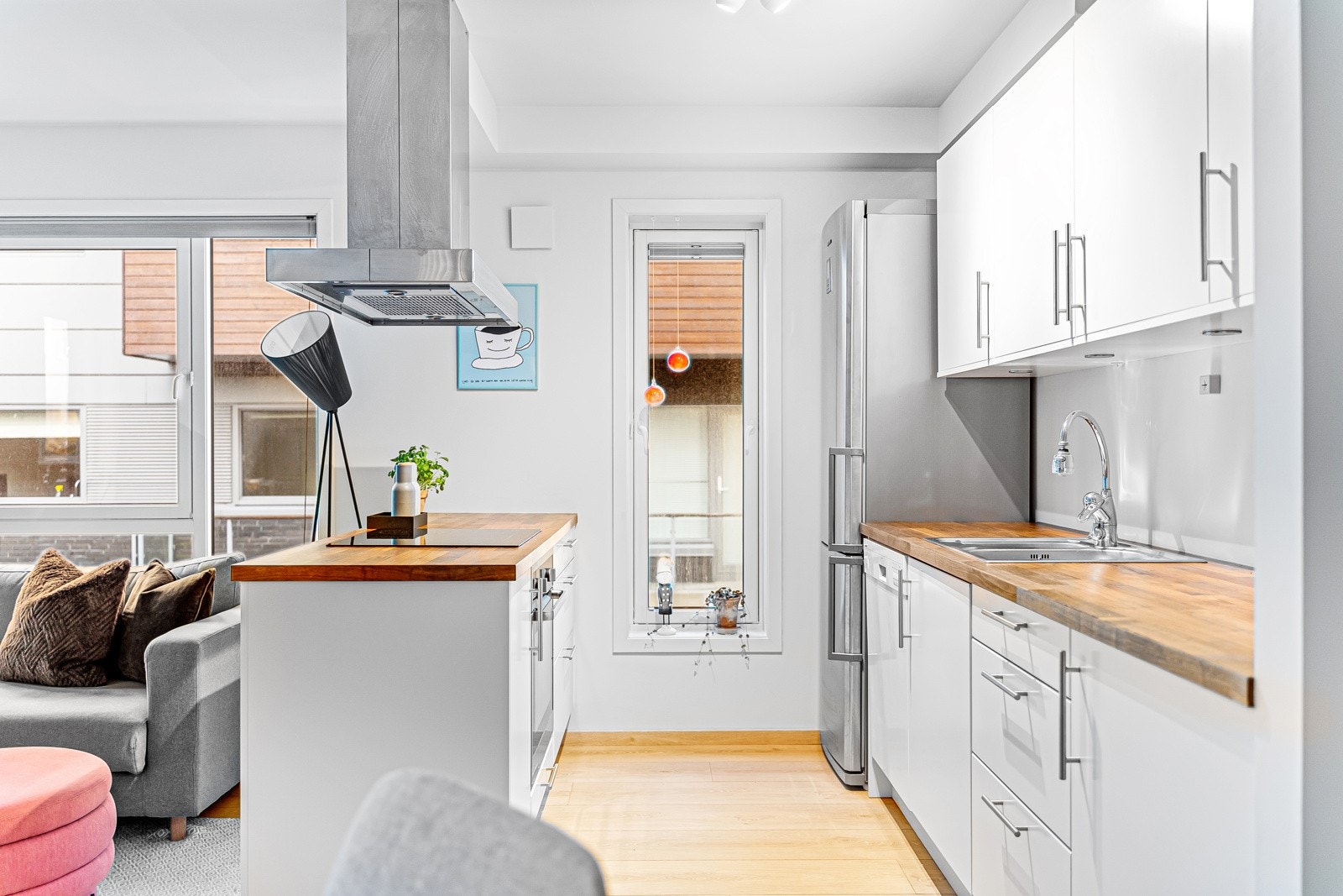 Flott kjøkken med god skap- og benkeplass. Slitesterk benkeplate av tre. Galleribilde