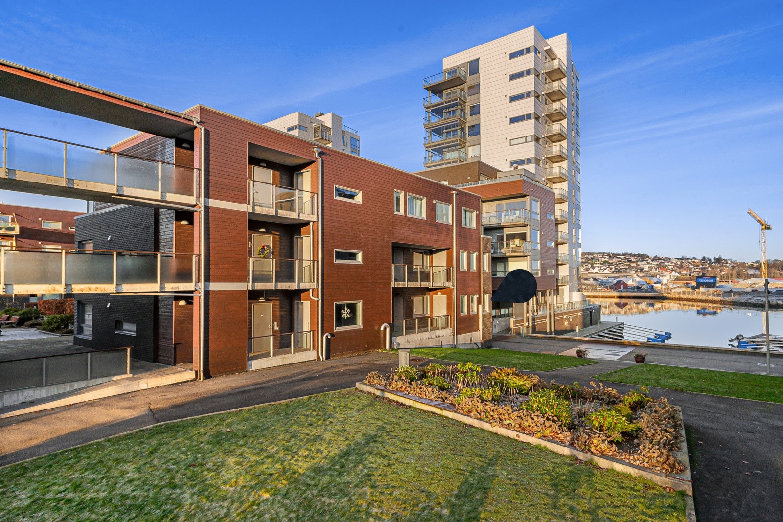 Leiligheten har en nydelig beliggenhet i en av Stavangers mest attraktive bydeler med nyere bebyggelse og grønne fellesområder. Galleribilde