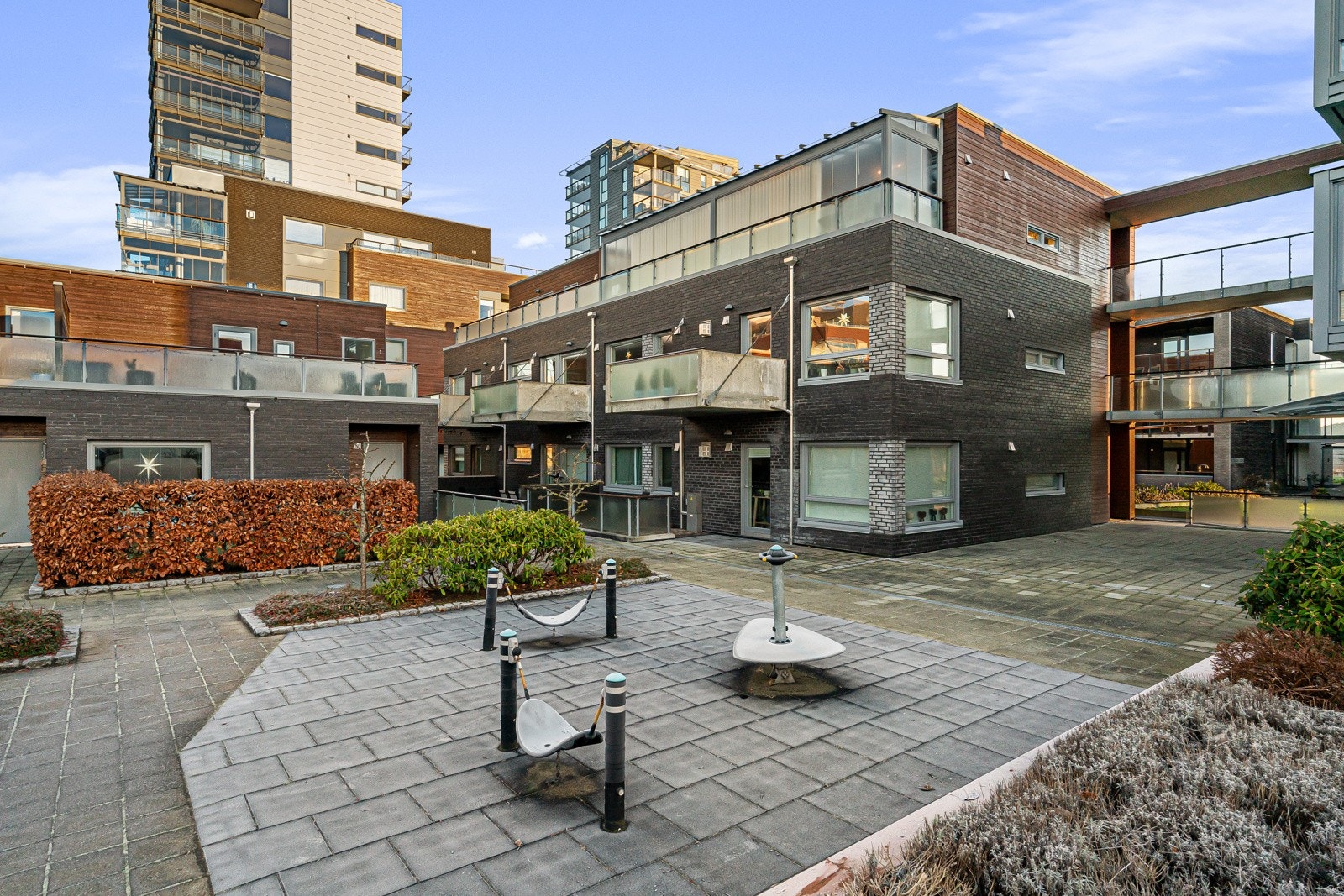 Her blomstrer urbaniteten med Ryfylkeheiene som bakteppe. En perfekt kombinasjon av aktivitet og ro like i vannkanten. Galleribilde