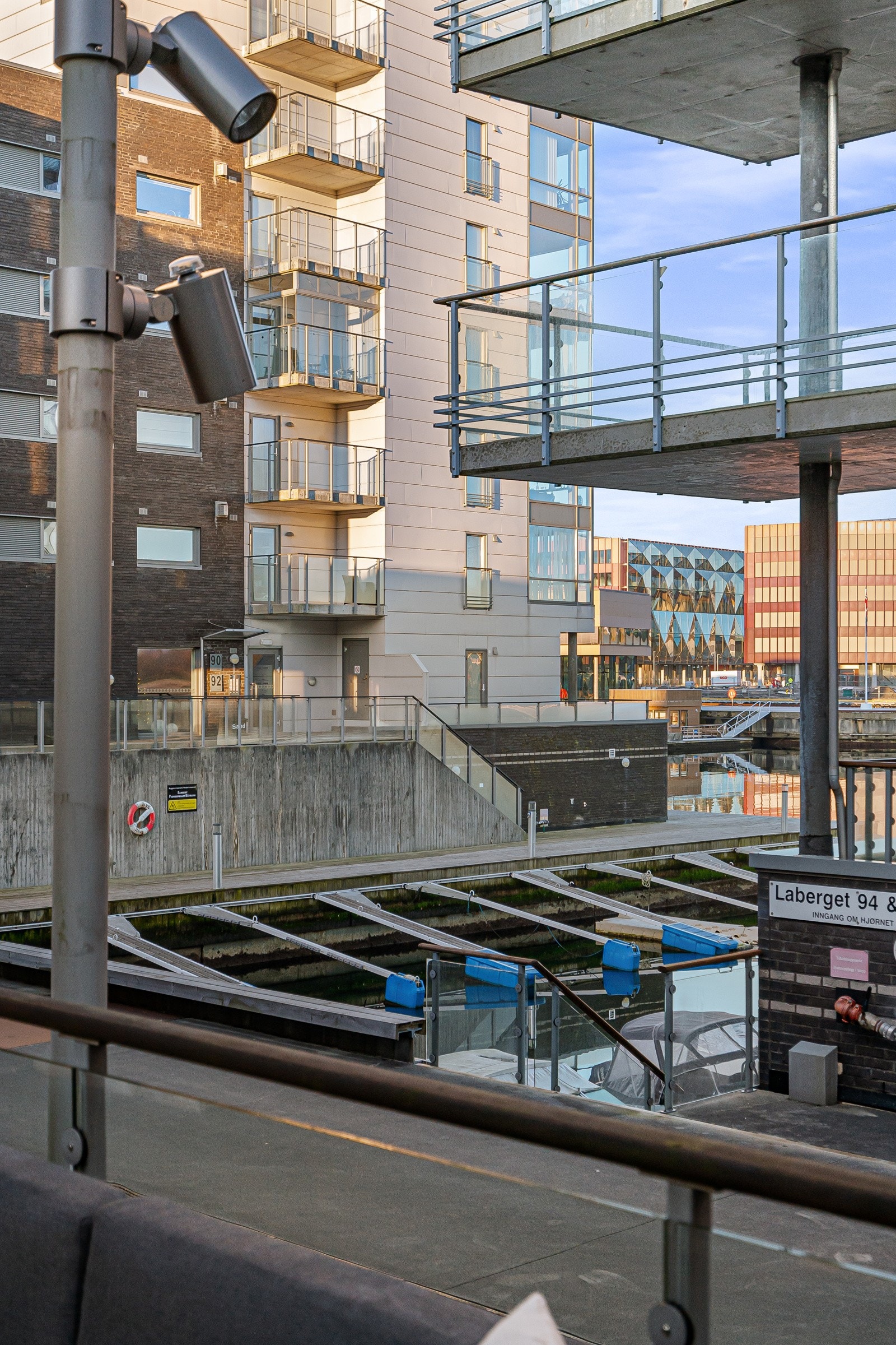 Sjøgløtt fra terrassen. Galleribilde