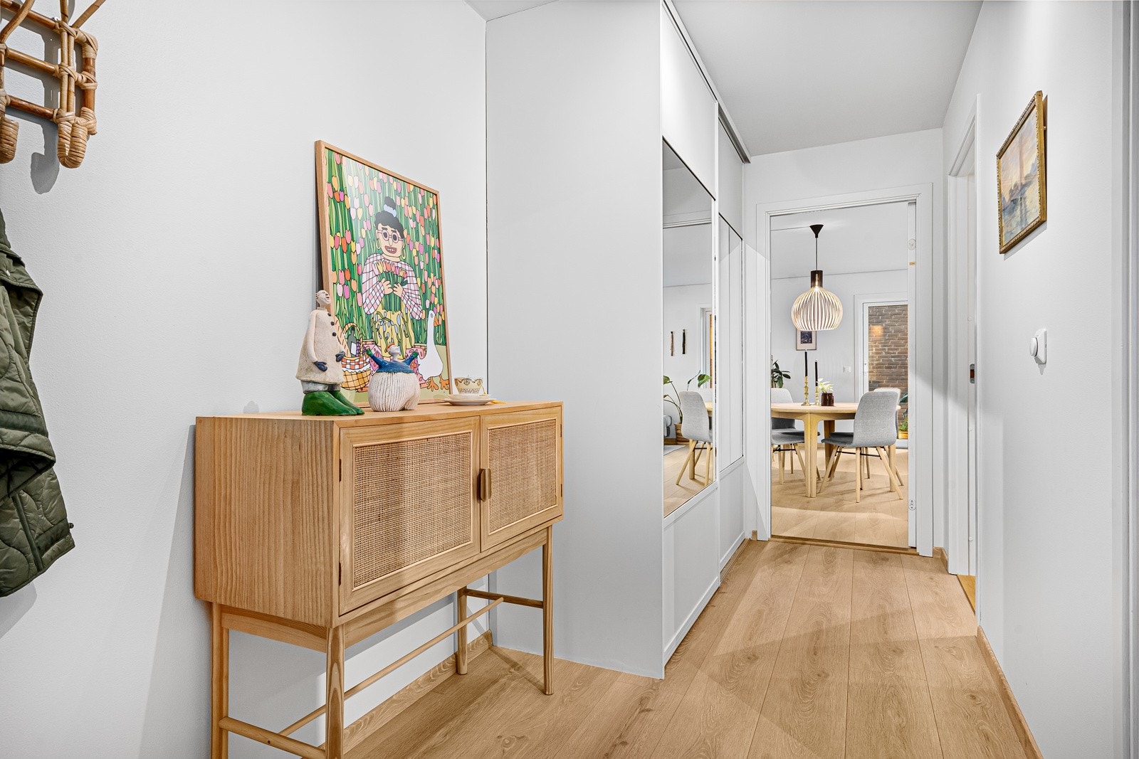 Lys og luftig entré med god plass til yttertøy. Galleribilde