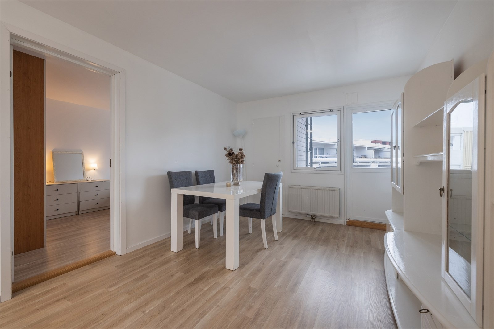 Egen stue med delvis åpen løsning til kjøkken gir plass til en hyggelig spisebord plass, eller om man ønsker en ekstra stue med lenestoler/sofa er det plass for det. Galleribilde