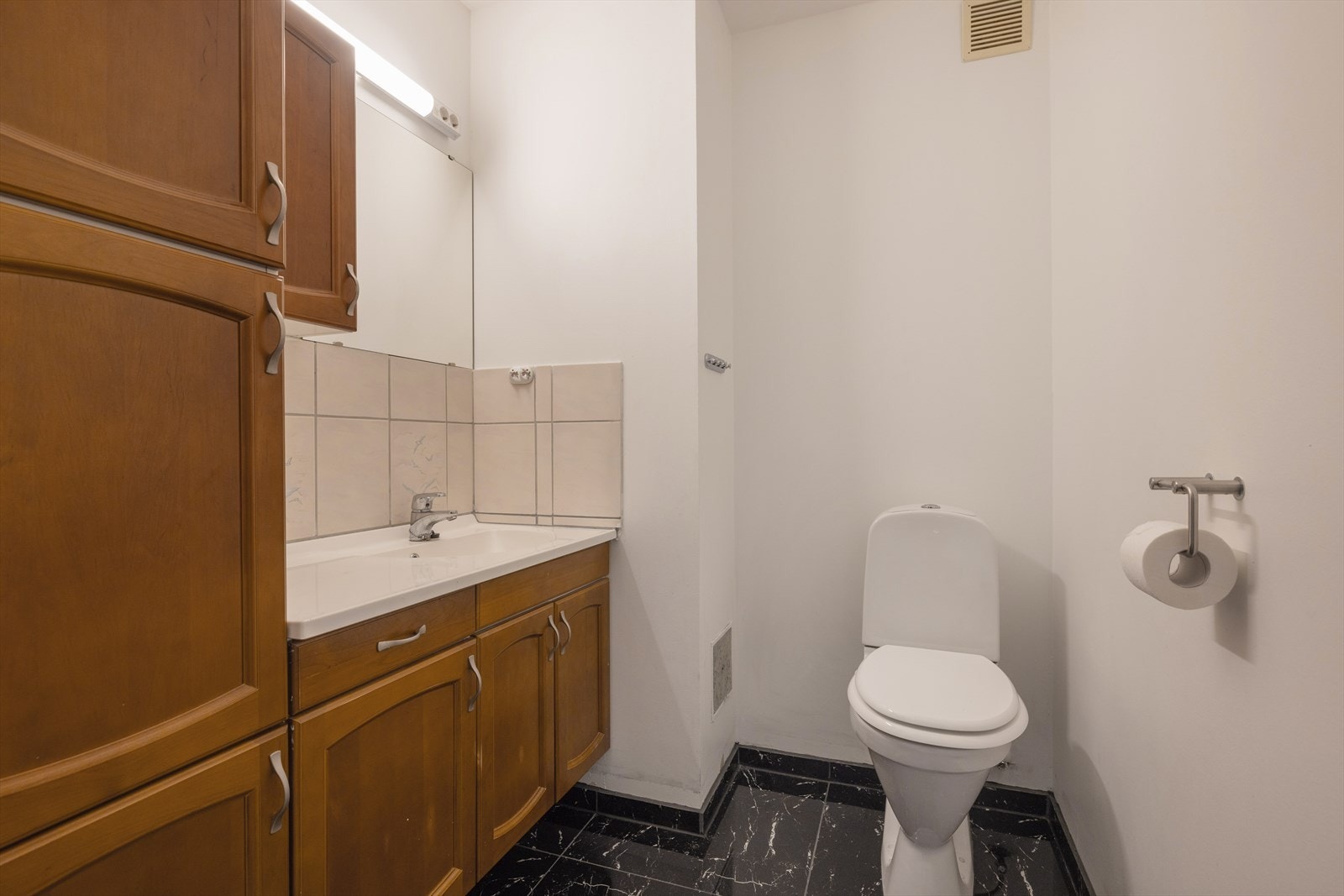 Leiligheten har et eget ekstra toalettrom, svært praktisk og familievennlig løsning. Galleribilde