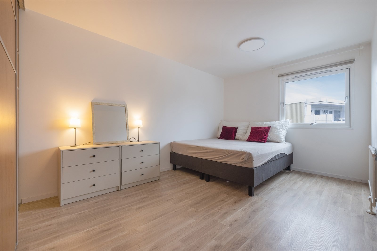 Hovedsoverommet har fint plass til stor garderobe, dobbeltseng og for eksempel en kontorpult eller mer oppbevaringsplass. Galleribilde