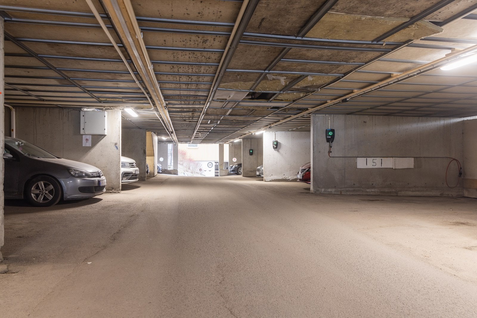 Leiligheten disponerer egen parkering i felles garasjeanlegg Galleribilde