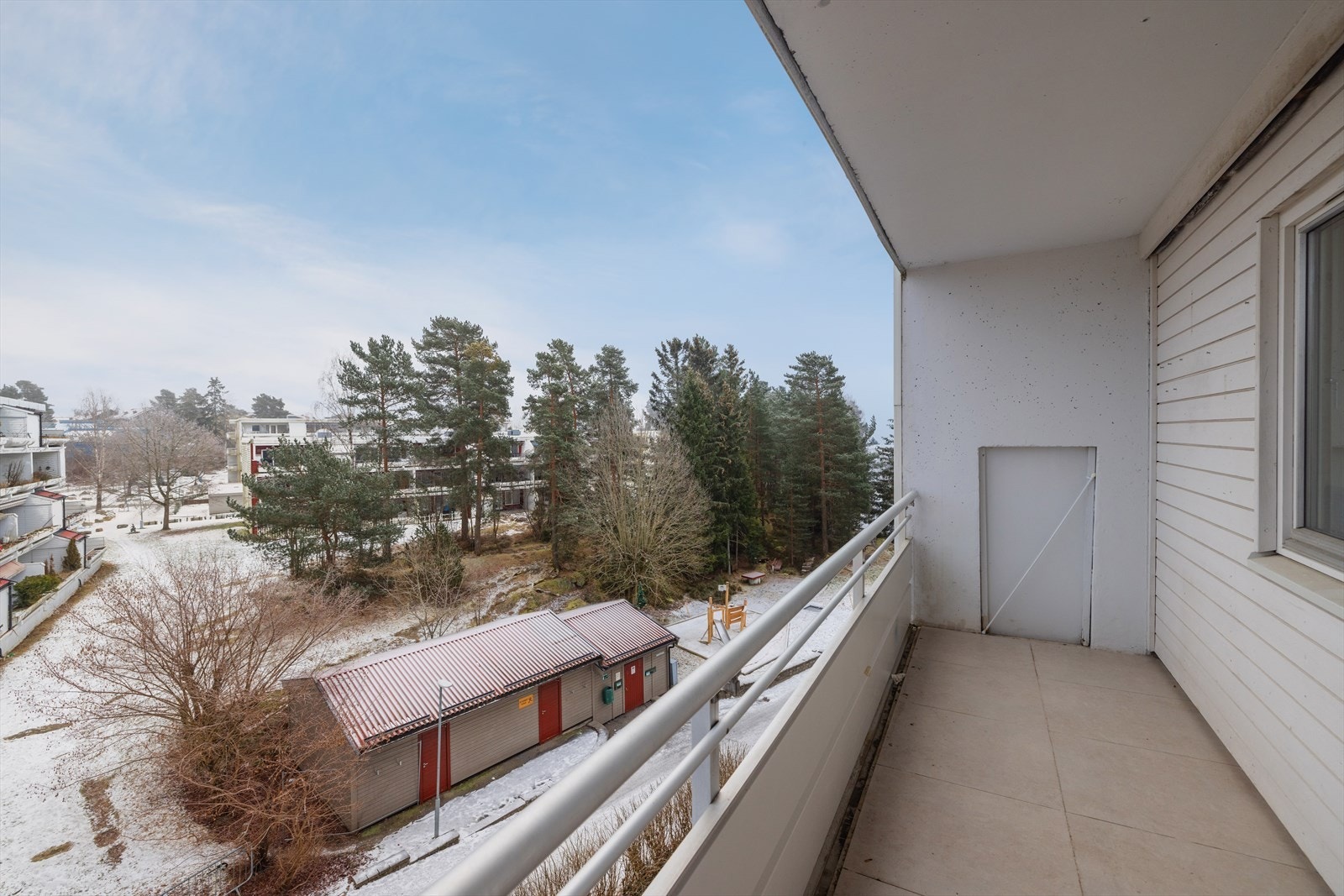 Hyggelig balkong med utsikt ut mot fellesområdet, med utgang fra spisestue. Galleribilde