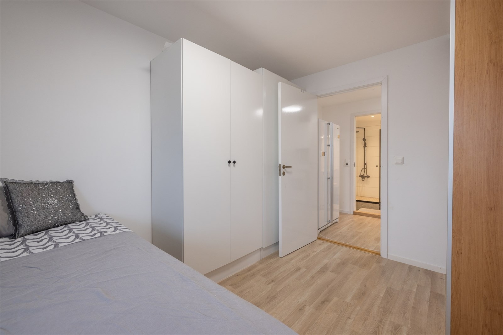 Soverom nr. 2 har etablert både skyvedørsgarderobe og skap. Legg merke til hvor romslige rommene er, noe som er gjennomende i hele leiligheten. Galleribilde