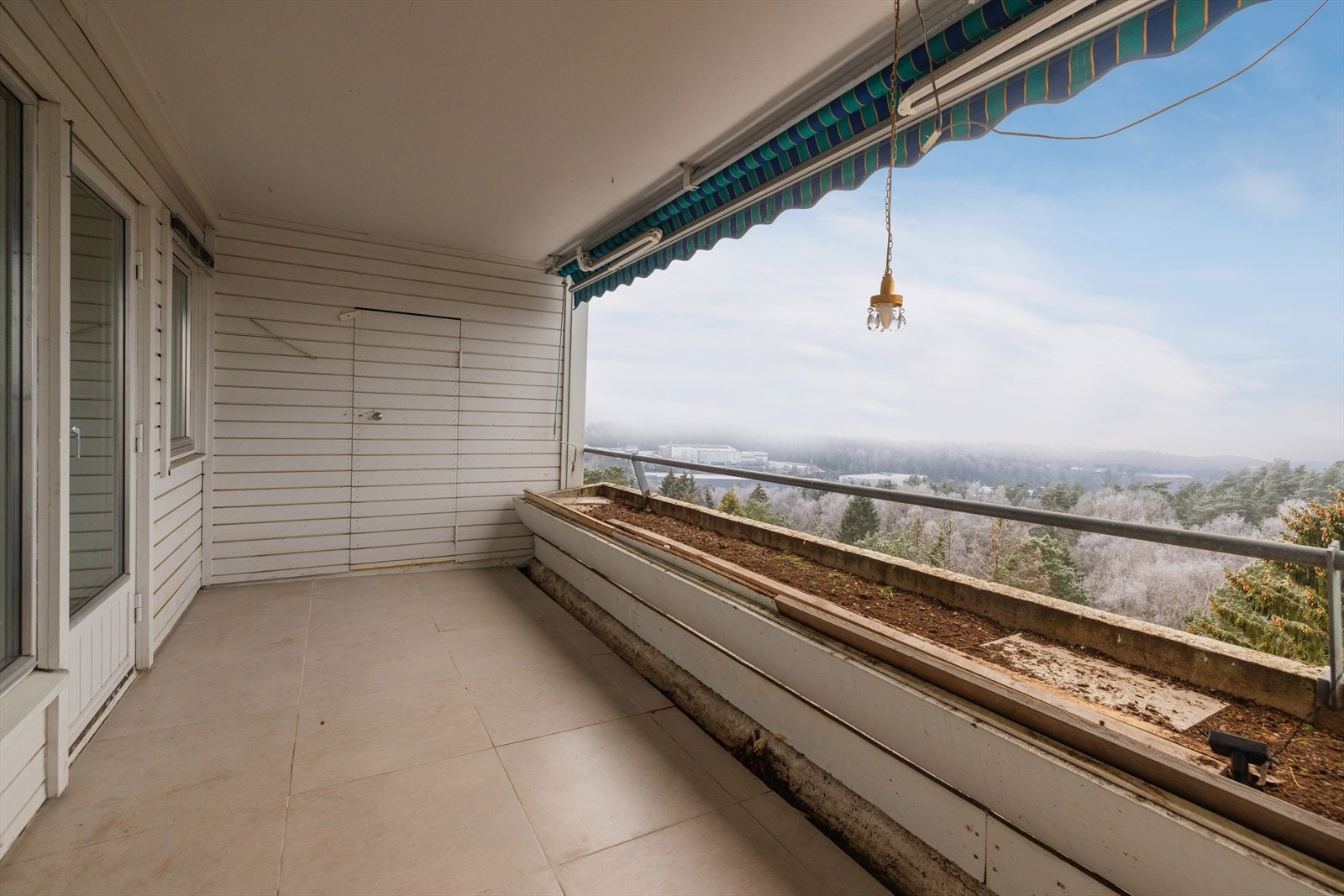 Utebod med lagringsplass på balkongen med utgang fra stuen. Se utsikten!! Galleribilde