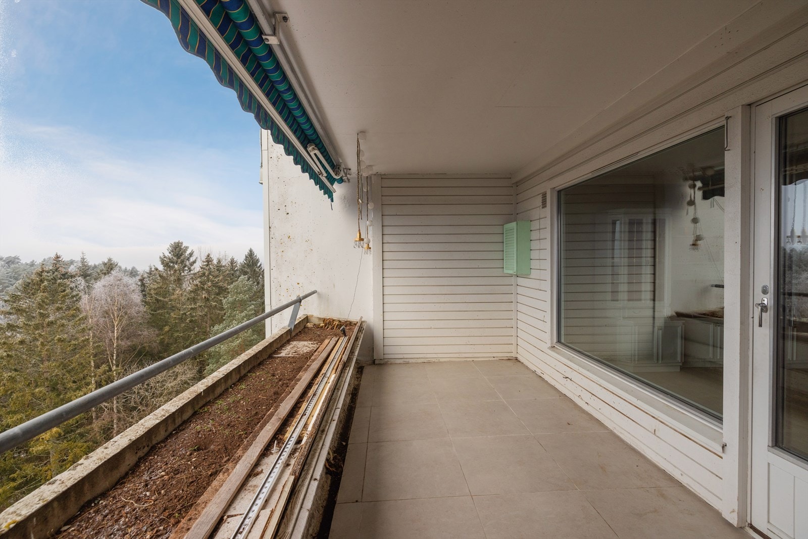 Flislagt balkong med solskjerming og fantastisk utsikt. Blomsterbed gir mange muligheter til å ramme inn balkongen i en egen idyllisk oase. Galleribilde