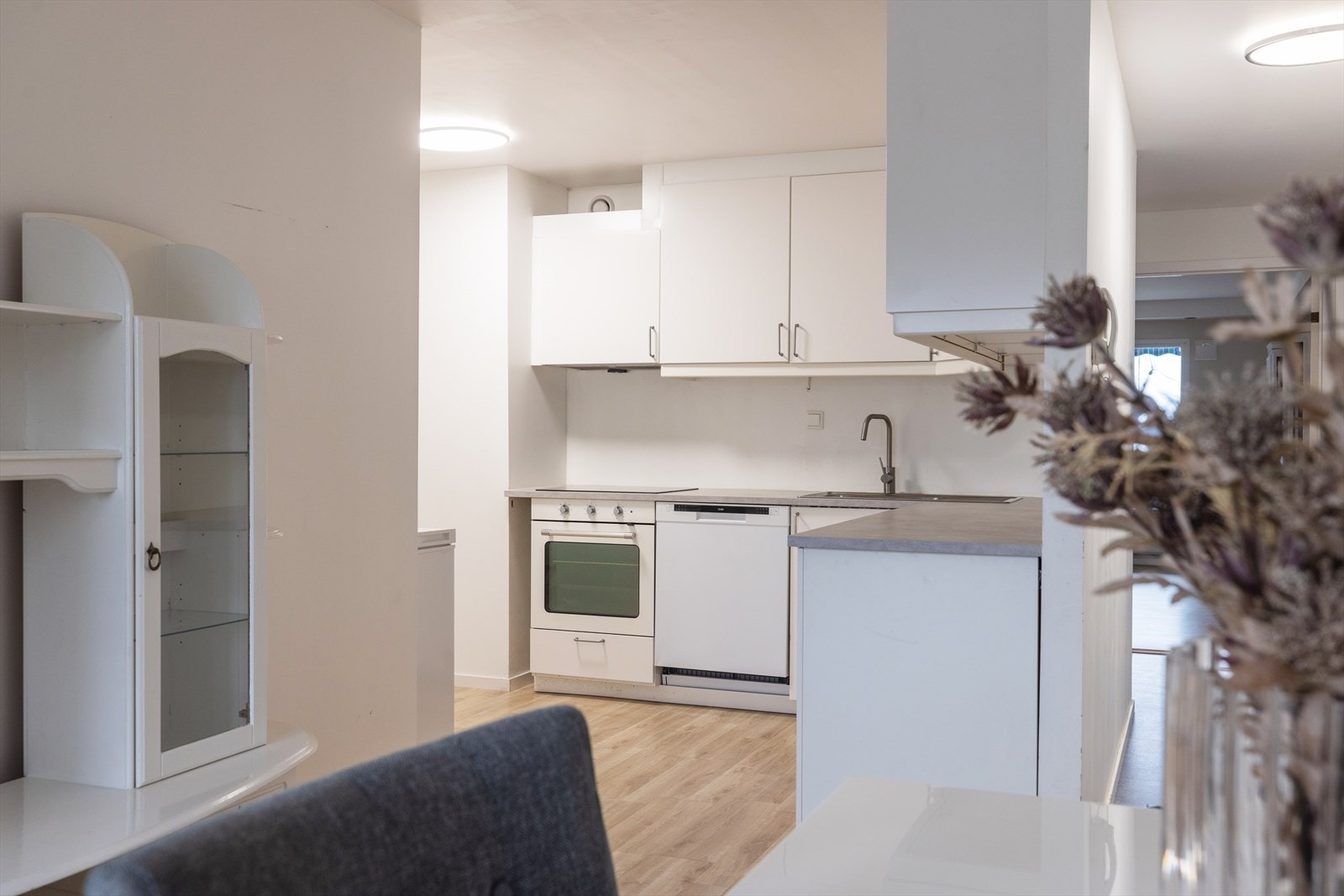 Tidløst og takhøyt kjøkken fra 2023 Galleribilde