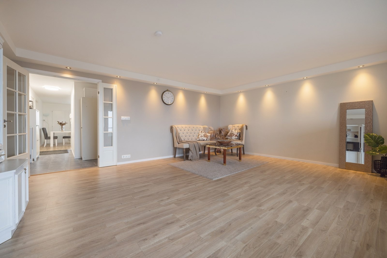 Stuen har behagelig farge og dobbel innderdør med glassfelt setter et klassisk preg på rommet. Galleribilde