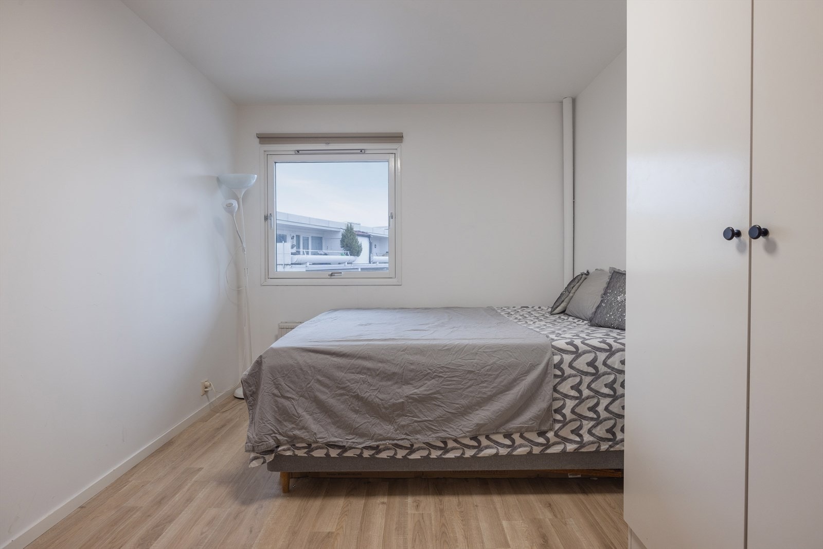 Soverom med dobbelseng og garderobeskap Galleribilde