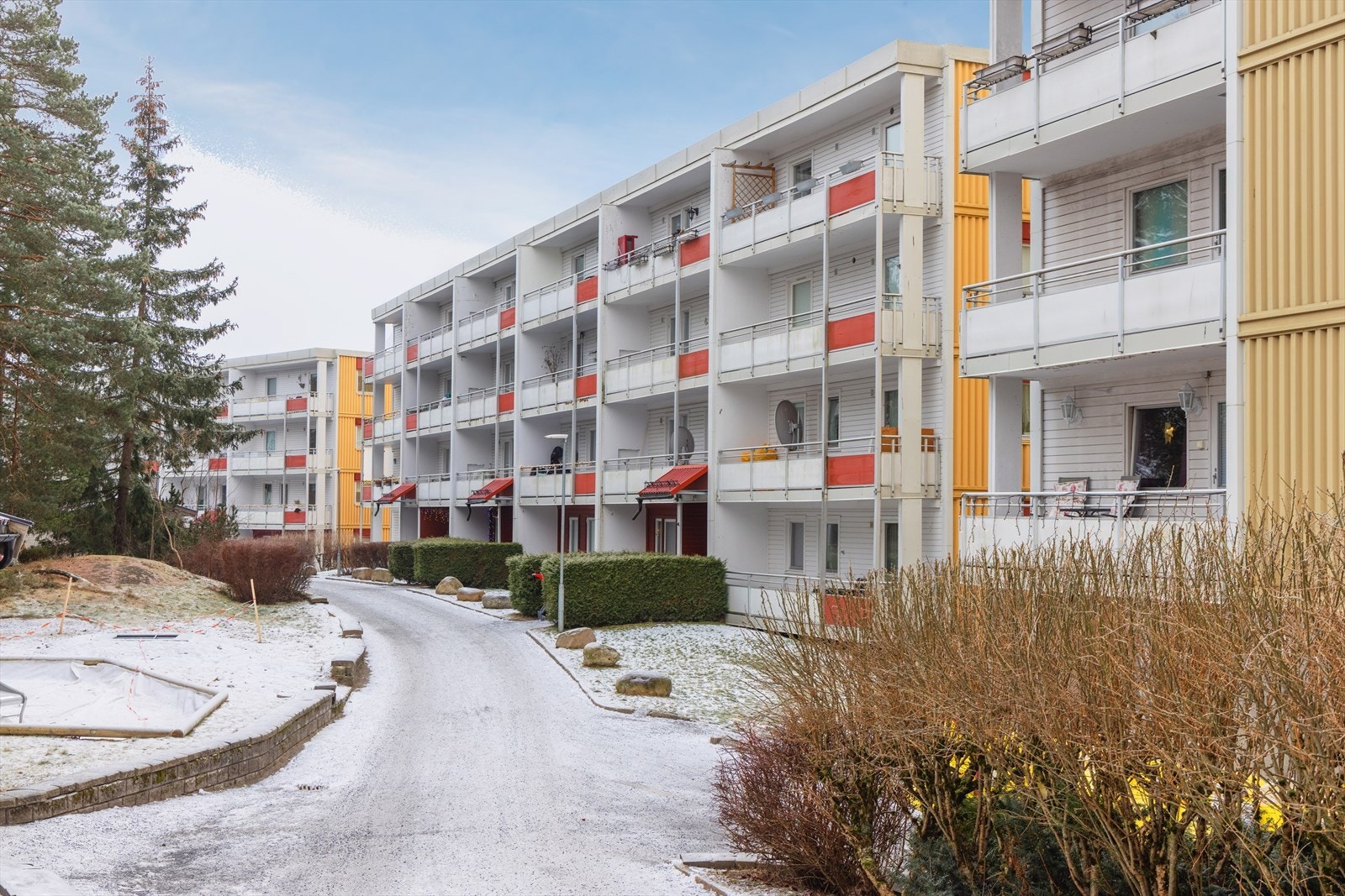 Lofsrudhøgda er et rolig og barnevennlig boligområdet med kort avstand til det meste, omgitt av grønne omgivelser. Galleribilde