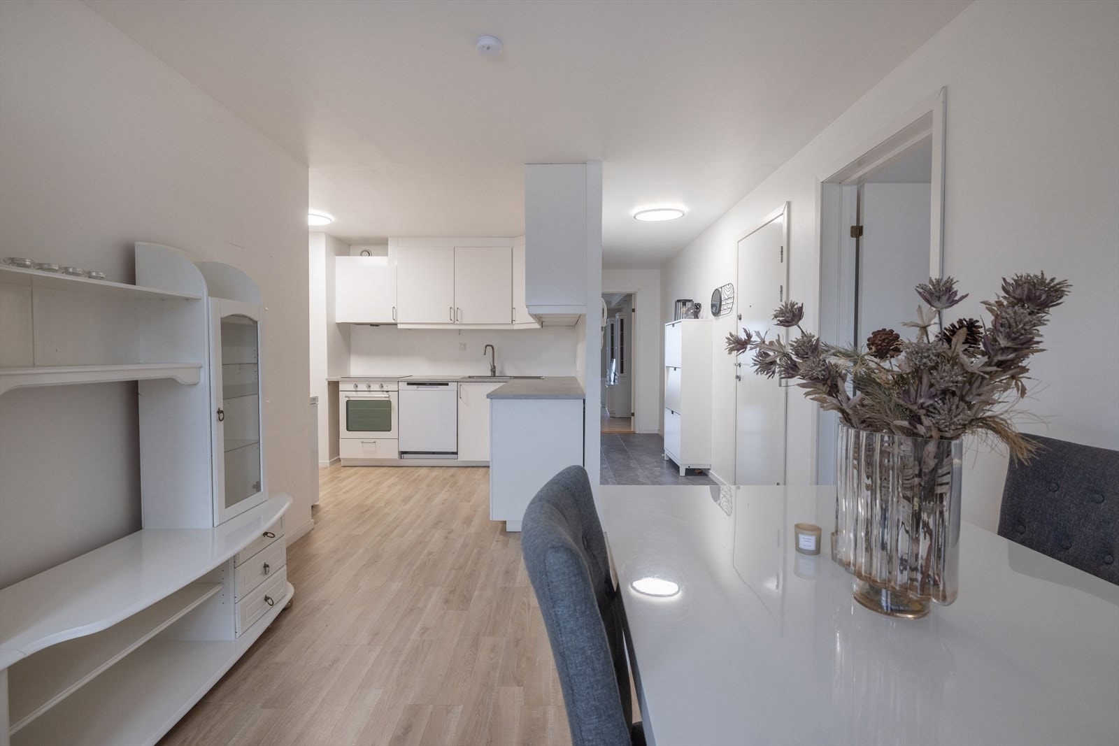 Rommet gir en fin mulighet til å sosialiseres med gjester/familie mens matlaging pågår. Galleribilde