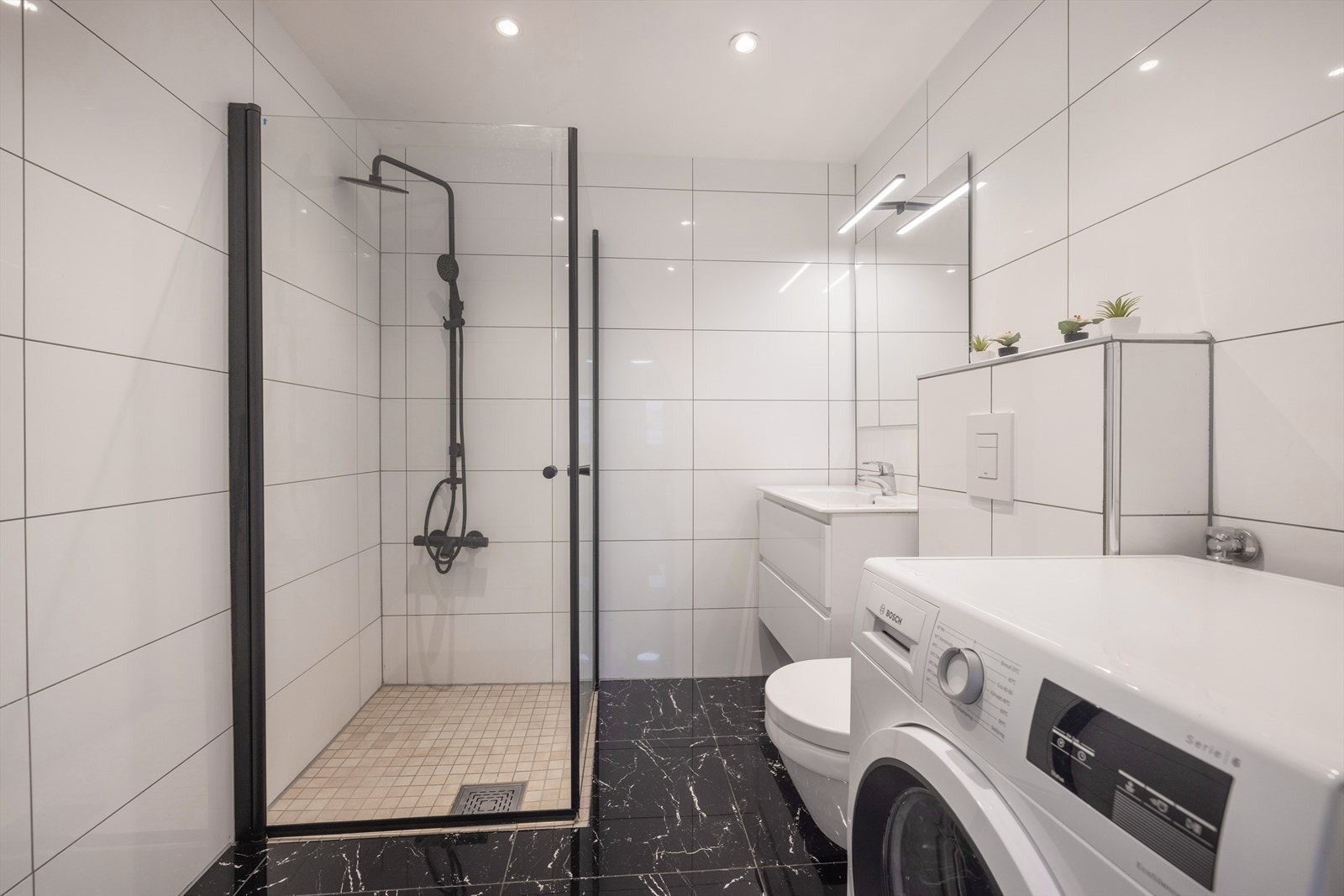 Tiltalende og modernisert bad i 2023. Tidsriktige fliser på vegger og gulv, samt gulvvarme. Galleribilde