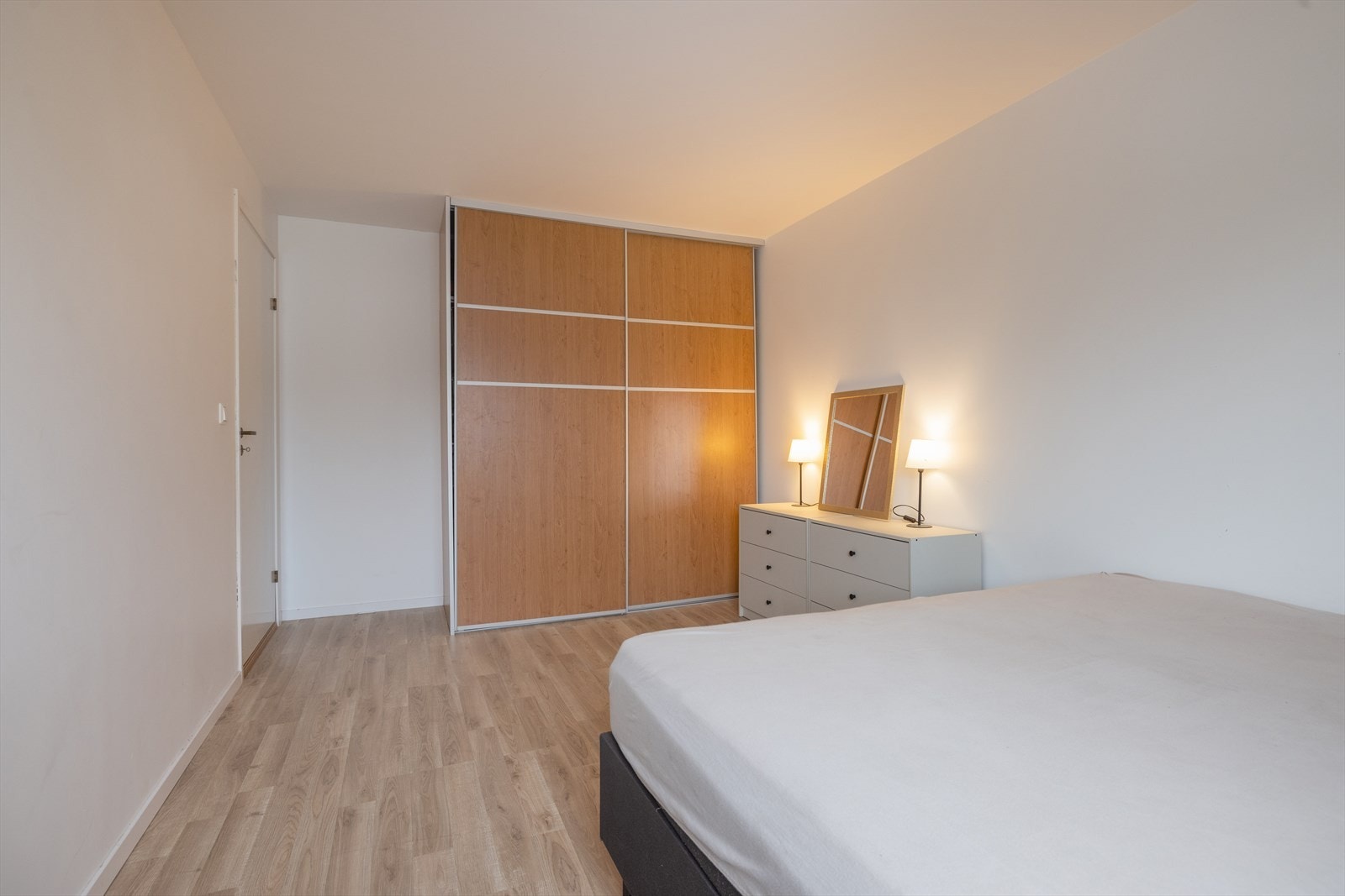 Stort hovedsoverom med skyvedørsgarderobe. Galleribilde