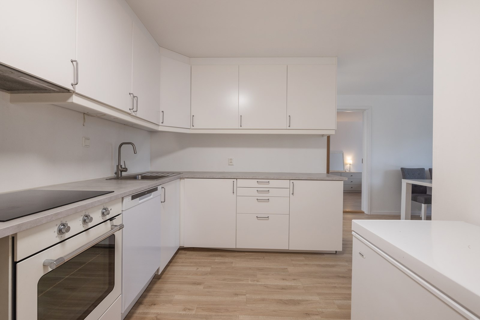 Kjøkkenet har slette fronter og benkeplate i laminat. Godt arbeidslys under overskaper. Galleribilde