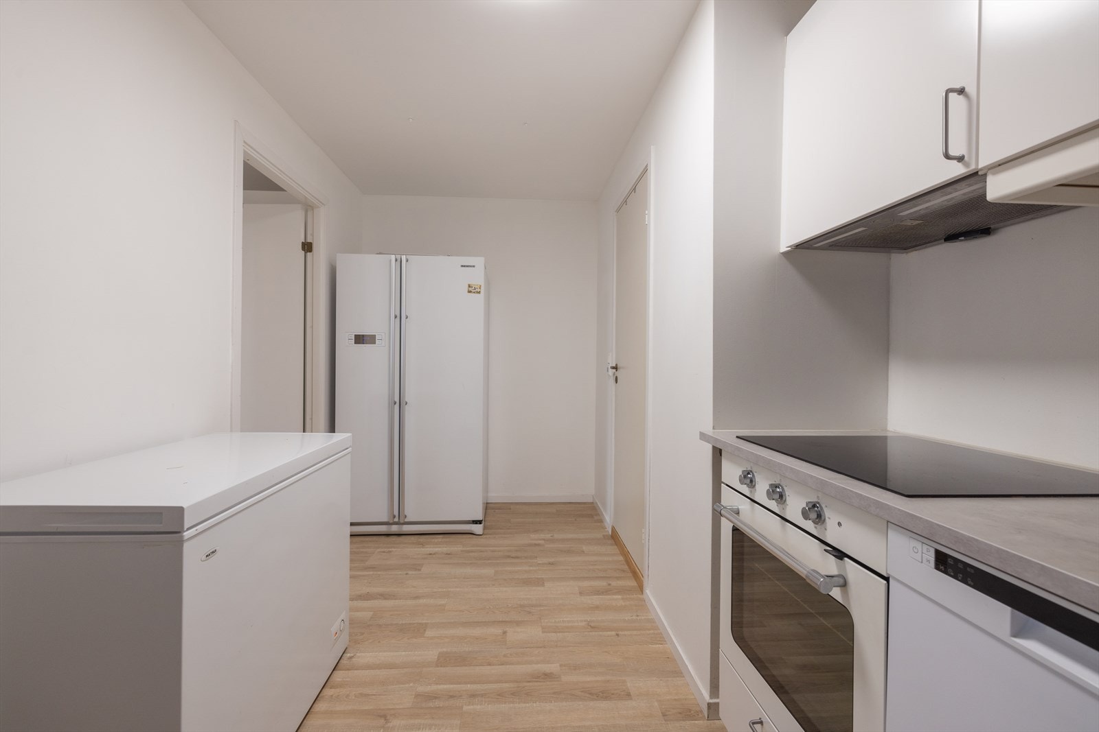 Fra kjøkkenet har leiligheten videre inngang til soverom og bad. Galleribilde