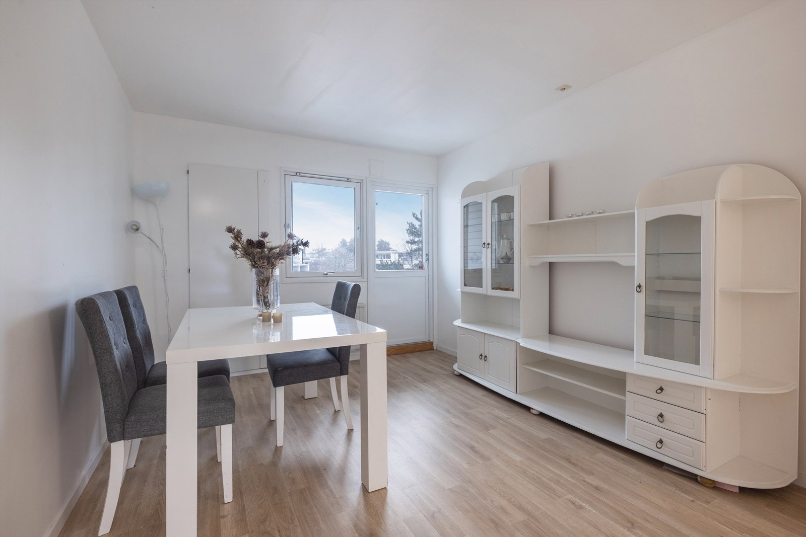 Fra spisestuen har leiligheten utgang til balkong nr. 2 Galleribilde