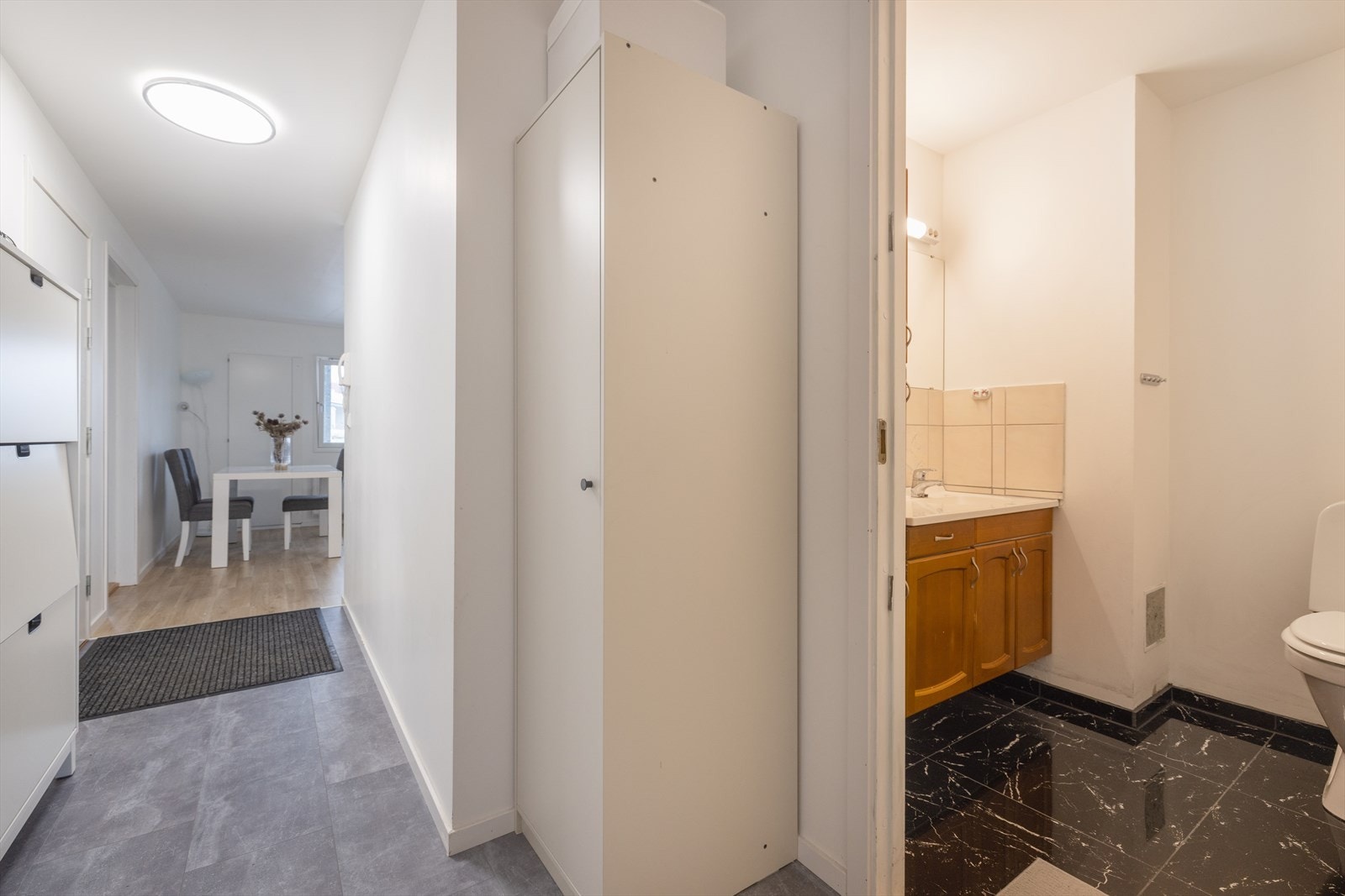 Gang med plass til oppheng av ytterklær, og direkte inngang til toalett. Galleribilde