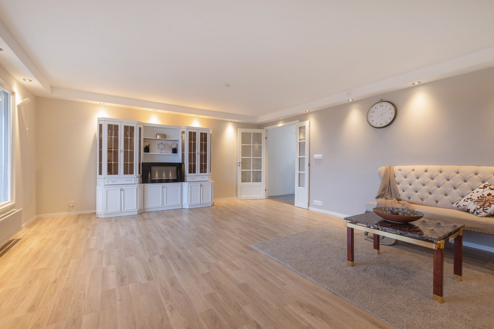 Romslig og lys stue med utgang til balkong, stuen har plass til flere møbelseksjoner etter eget ønske, som for eksempel lounge, lesehjørnet og større spisebord. God belysning med spotter i tak langs veggene. Galleribilde