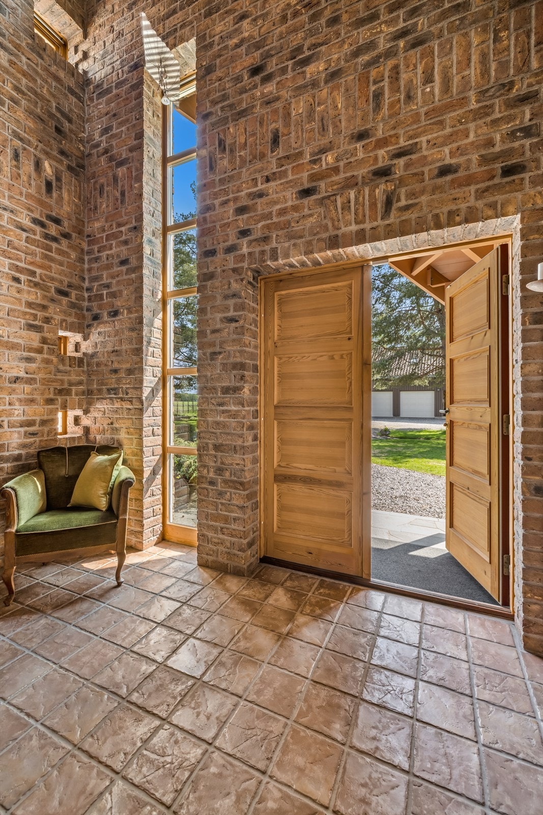 Inngangspartiet for de store anledninger - her kommer man inn i hallen - 6 meter takhøyde. Galleribilde