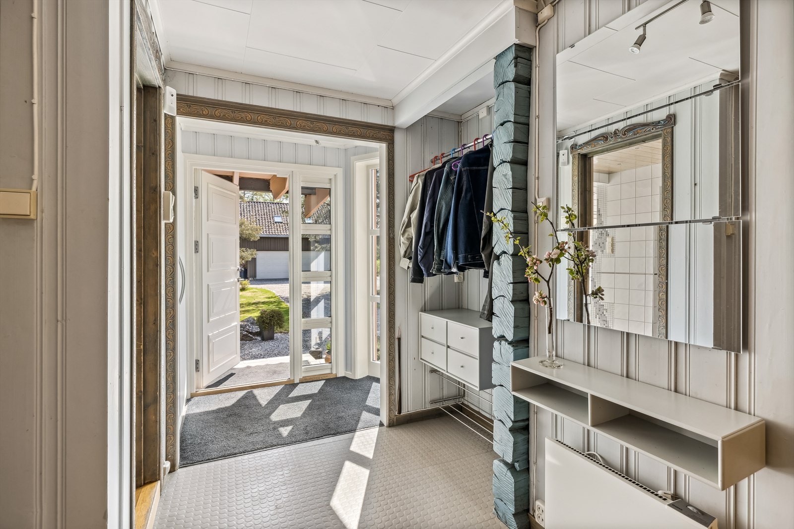 Velkommen inn - Entreen man oftest benytter som inngang. Galleribilde