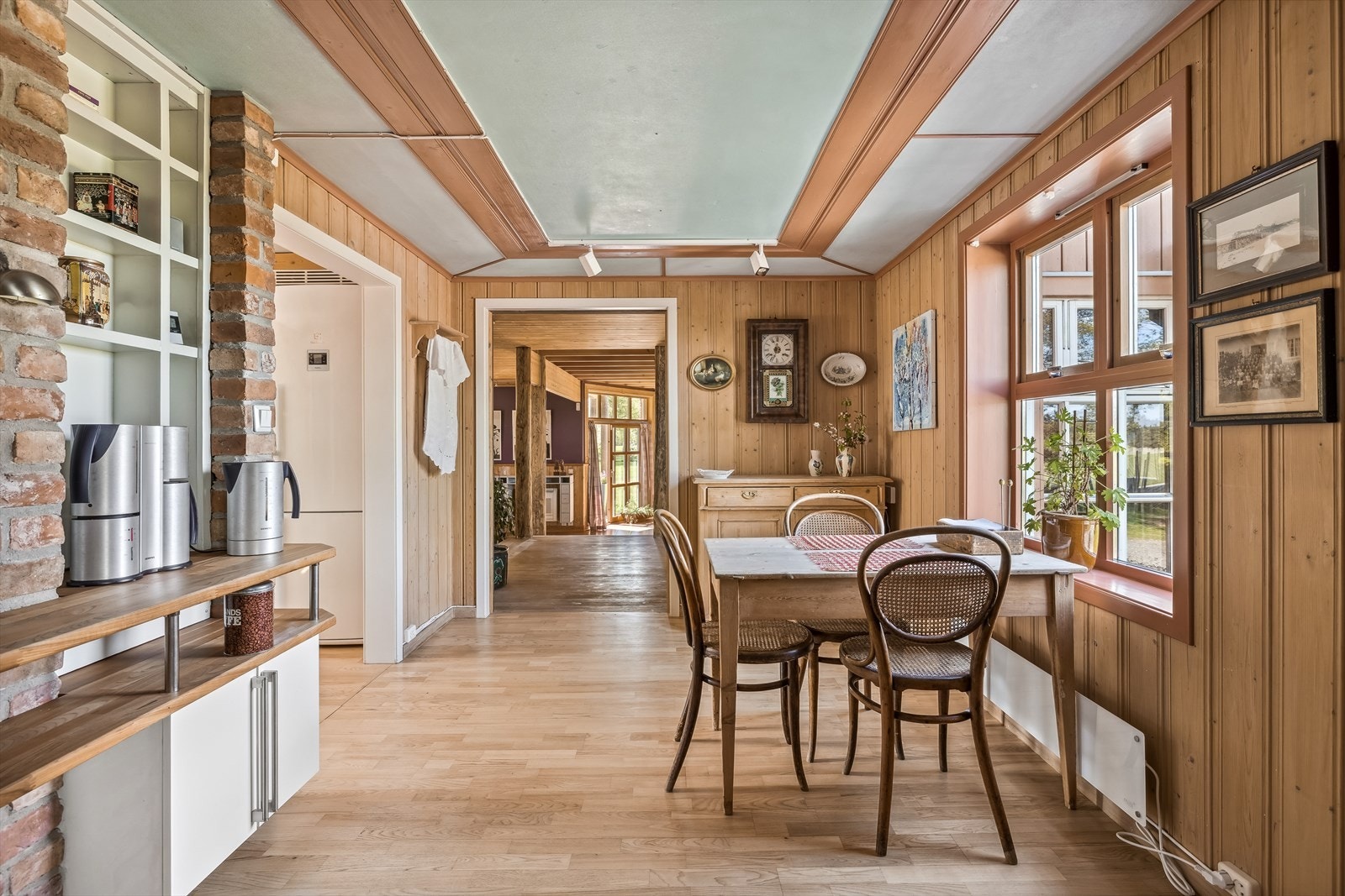 Spiseplass / allrom i tilknytning til kjøkkenet med innebygd benkeplass til kaffetrakter, vannkoker mm. Galleribilde