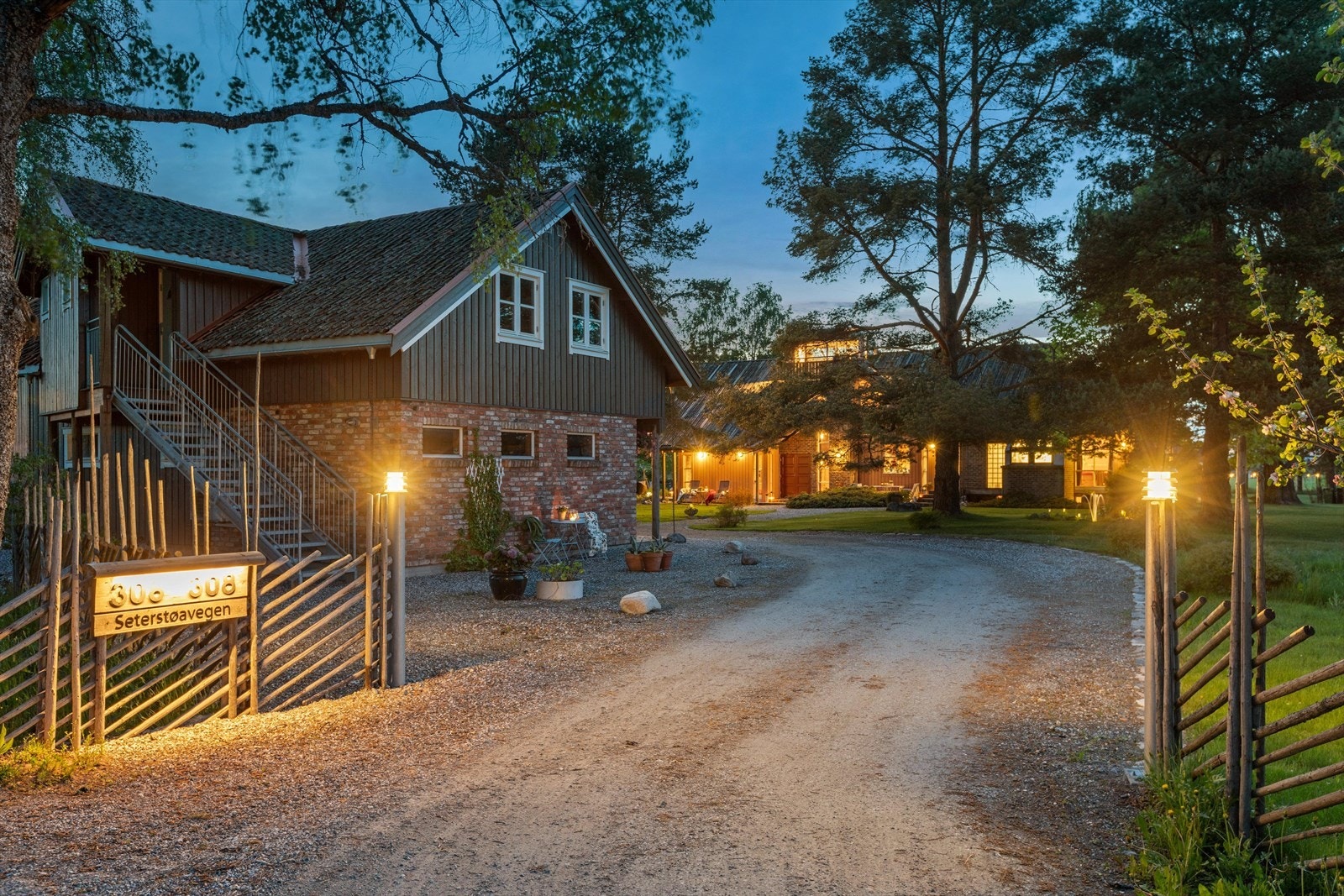 Velkommen inn på tunet - Kun 45 min fra Oslo og 25 min fra Gardermoen med bil kan man bo i landlige omgivelser i en unik bolig Galleribilde