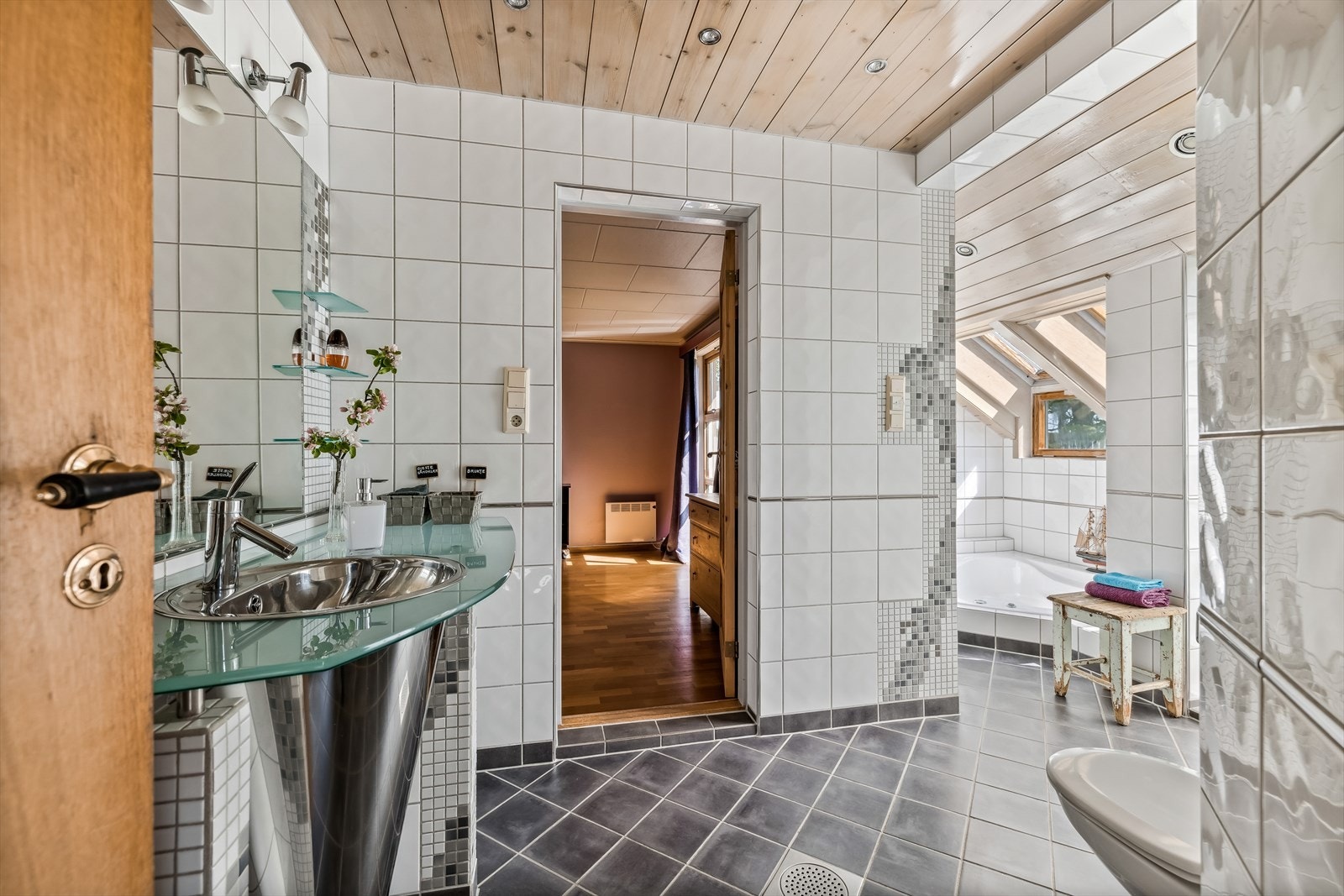 Hovedbad i tilknytning til hovedsoverommet i 1. etg Galleribilde