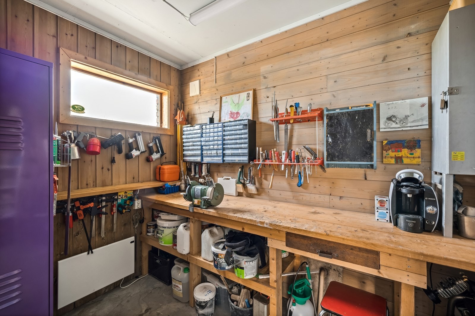 Snekkerbod i uthus. Galleribilde