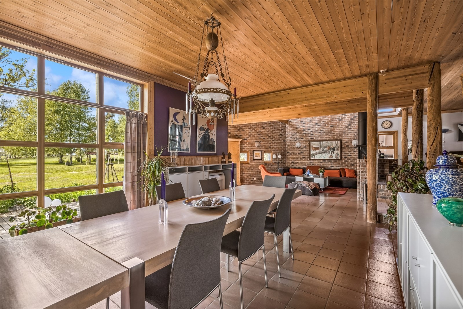 Flott utsikt fra spisestue utover plen og landbruksarealer Galleribilde