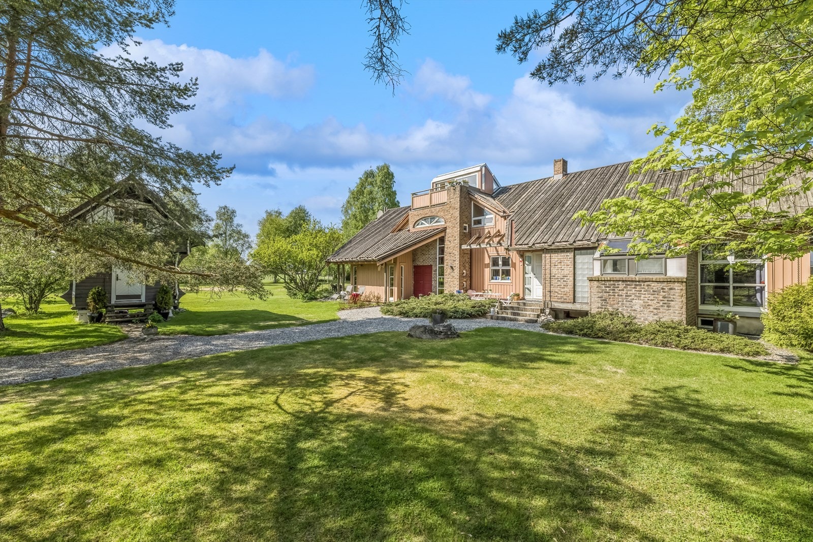 I landlige omgivelser kan familien etablere seg i denne flotte villaen med god lekeplass for både liten og stor Galleribilde