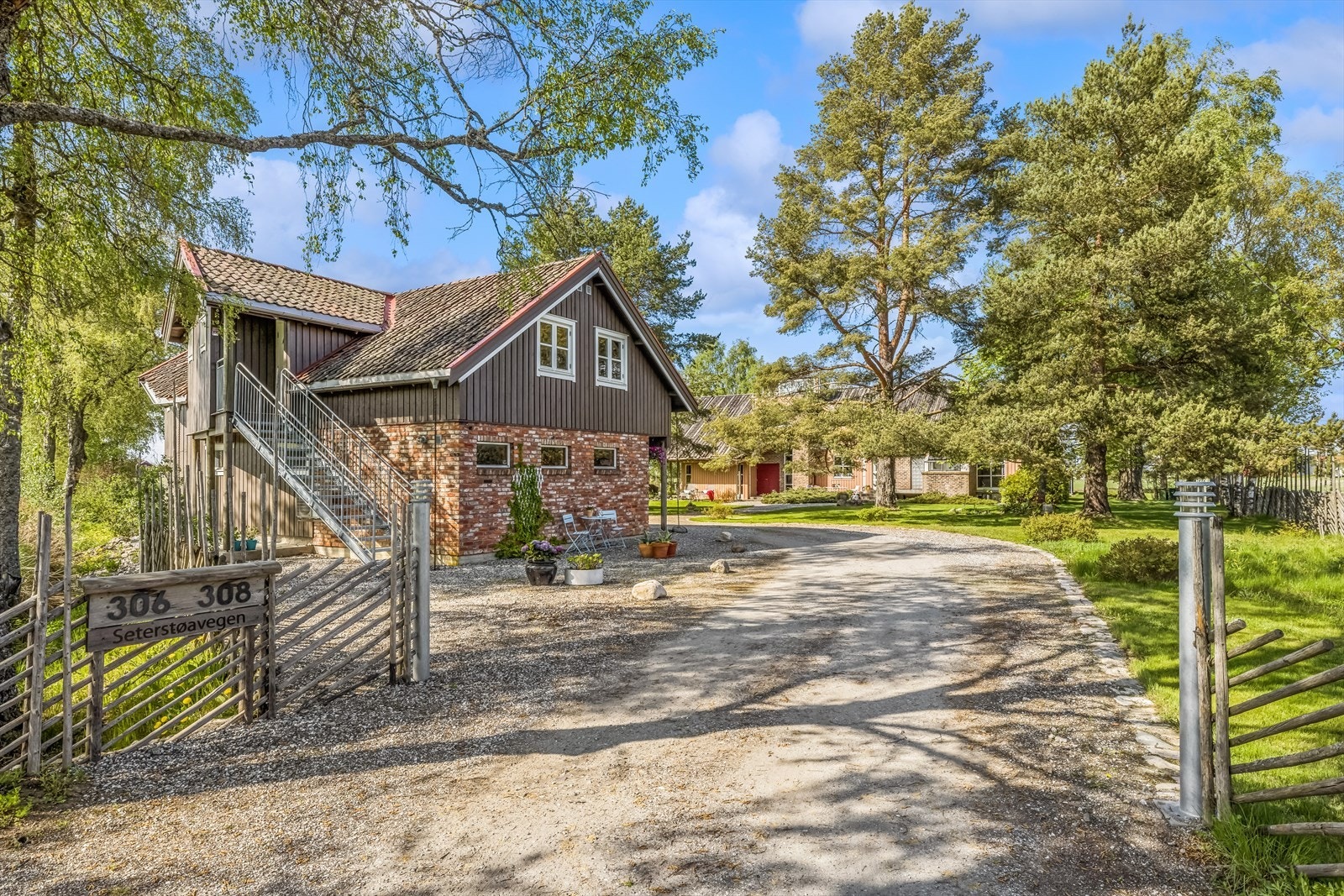 Det er koselig å kjøre inn på tunet - hvor man har gode parkeringsmuligheter enten i den romslige dobbelgarasjen, carporten eller på singlet oppstillingsplass på tunet. Galleribilde
