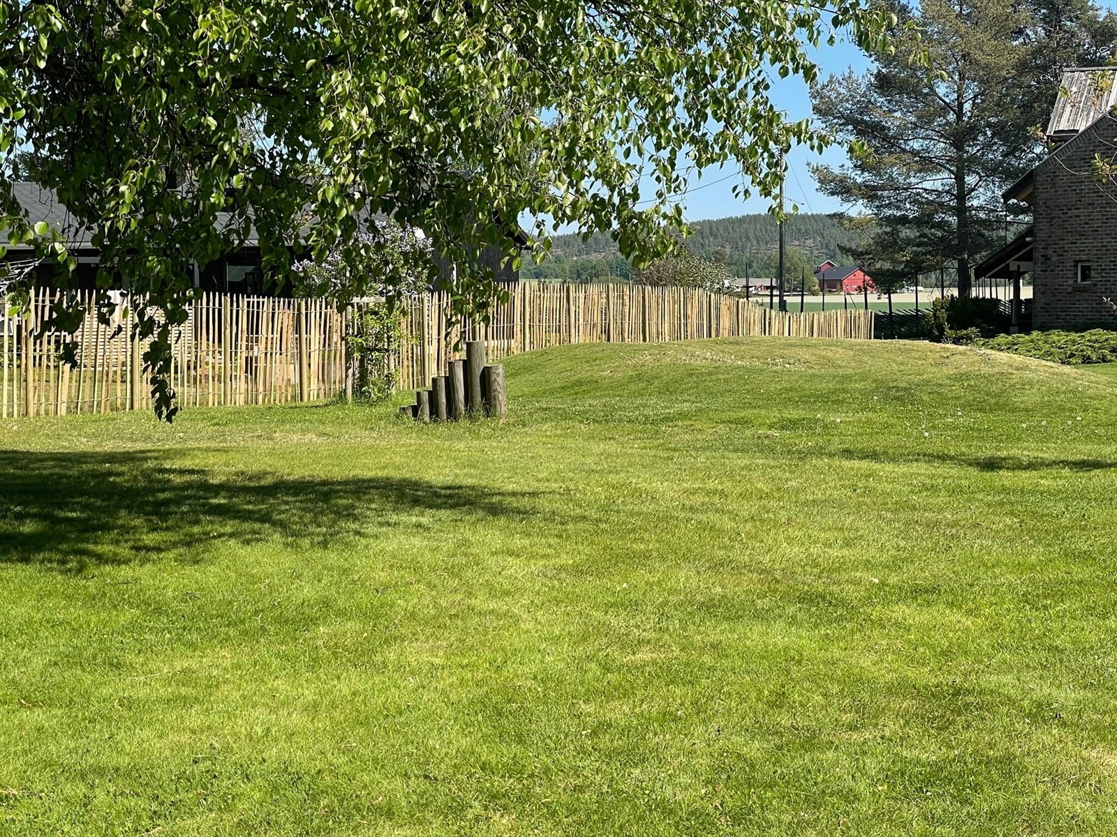 Bildet av gjerdet i tomtegrense.jpg Galleribilde