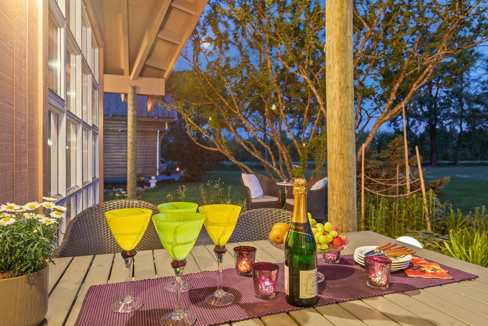 Overbygget og usjenert terrasse utenfor stuen - perfekt for lange kvelder med venner Galleribilde