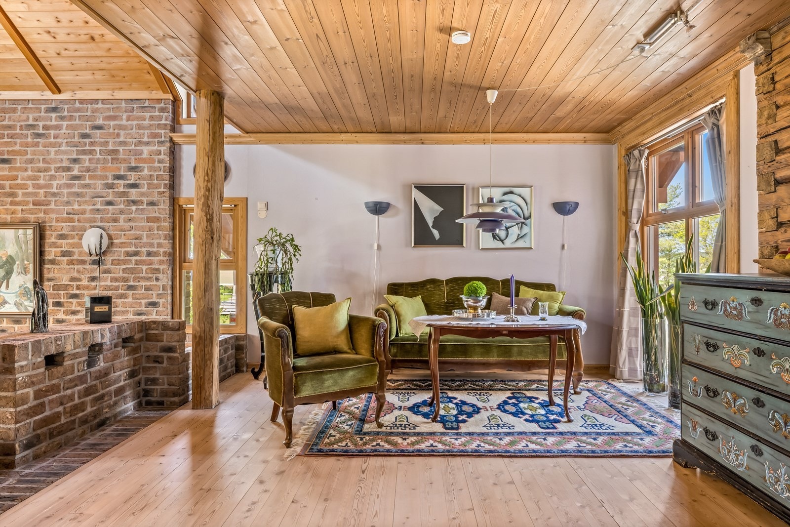 En av flere salonger i stuen, rommet er lyst og koselig og kan også brukes som spisestue. Galleribilde