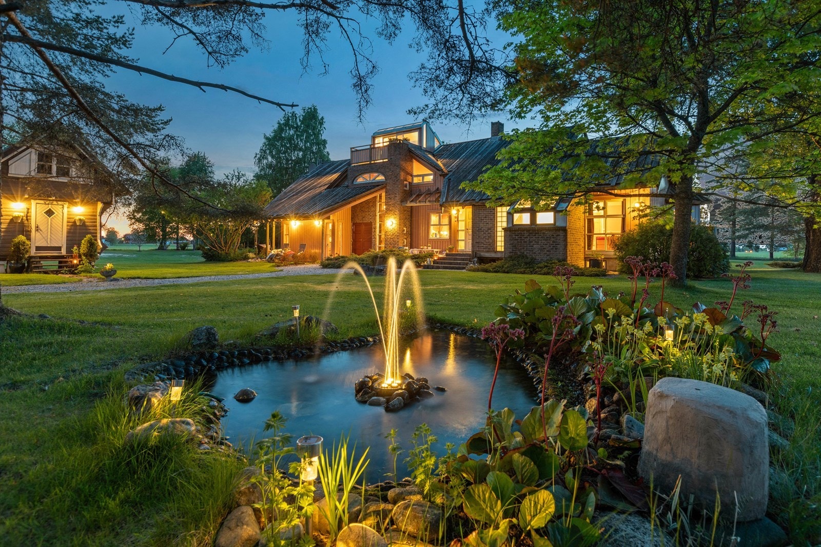 En meget innholdsrik og unik arkitekttegnet bolig med mange muligheter - Parkmessig opparbeidet hage - Innredet stabbur og stor dobbelgarasje. Kontakt megler for å få tilsendt revidert prospekt. Galleribilde