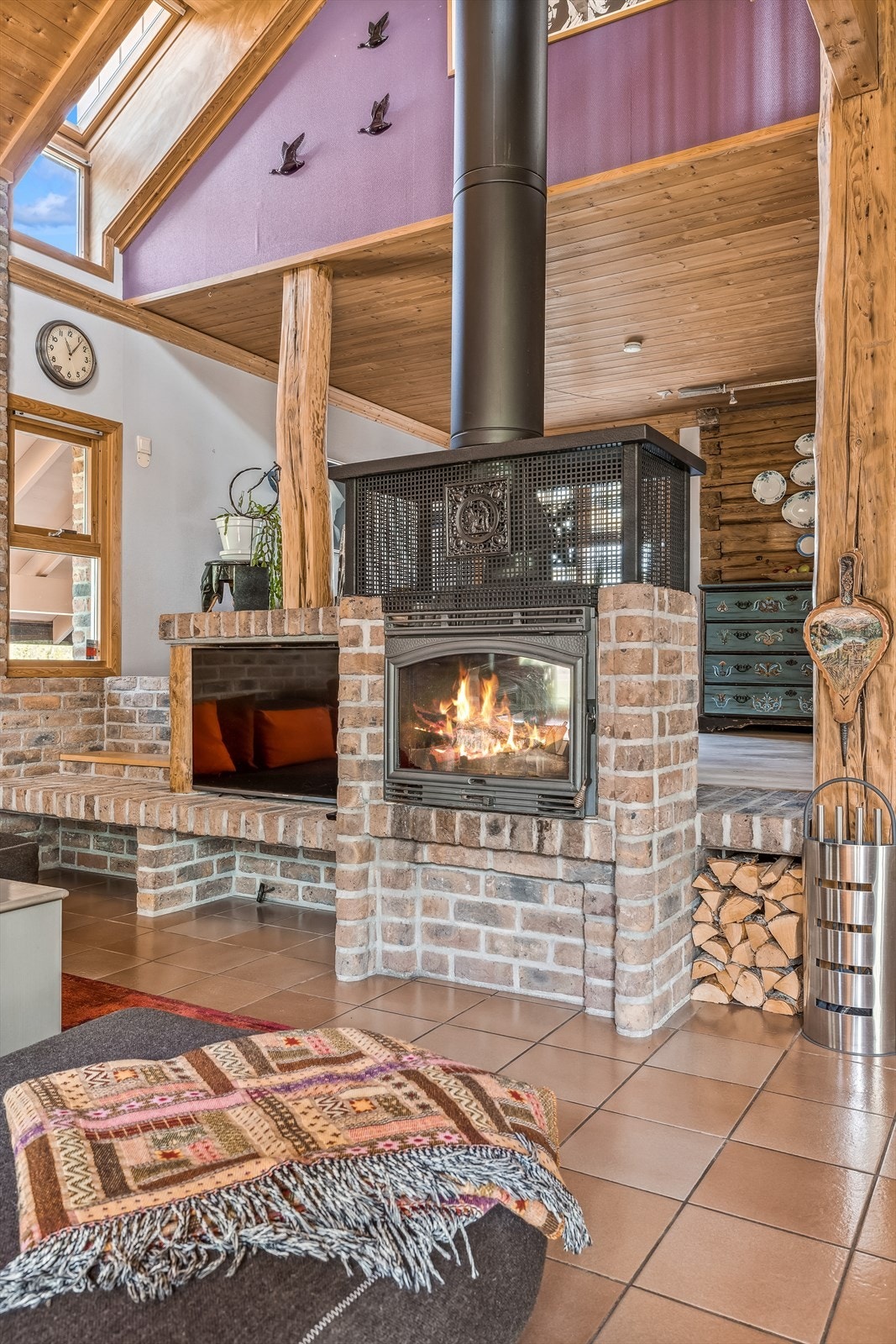 Gjennomgående peis i stue - perfekt å se flammene fra begge sider. Galleribilde