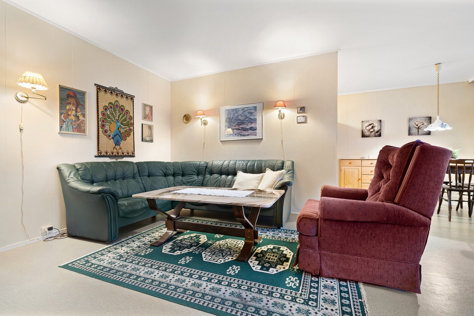 Stuen har en praktisk planløsning som gjør det enkelt å møblere i flere soner. Galleribilde