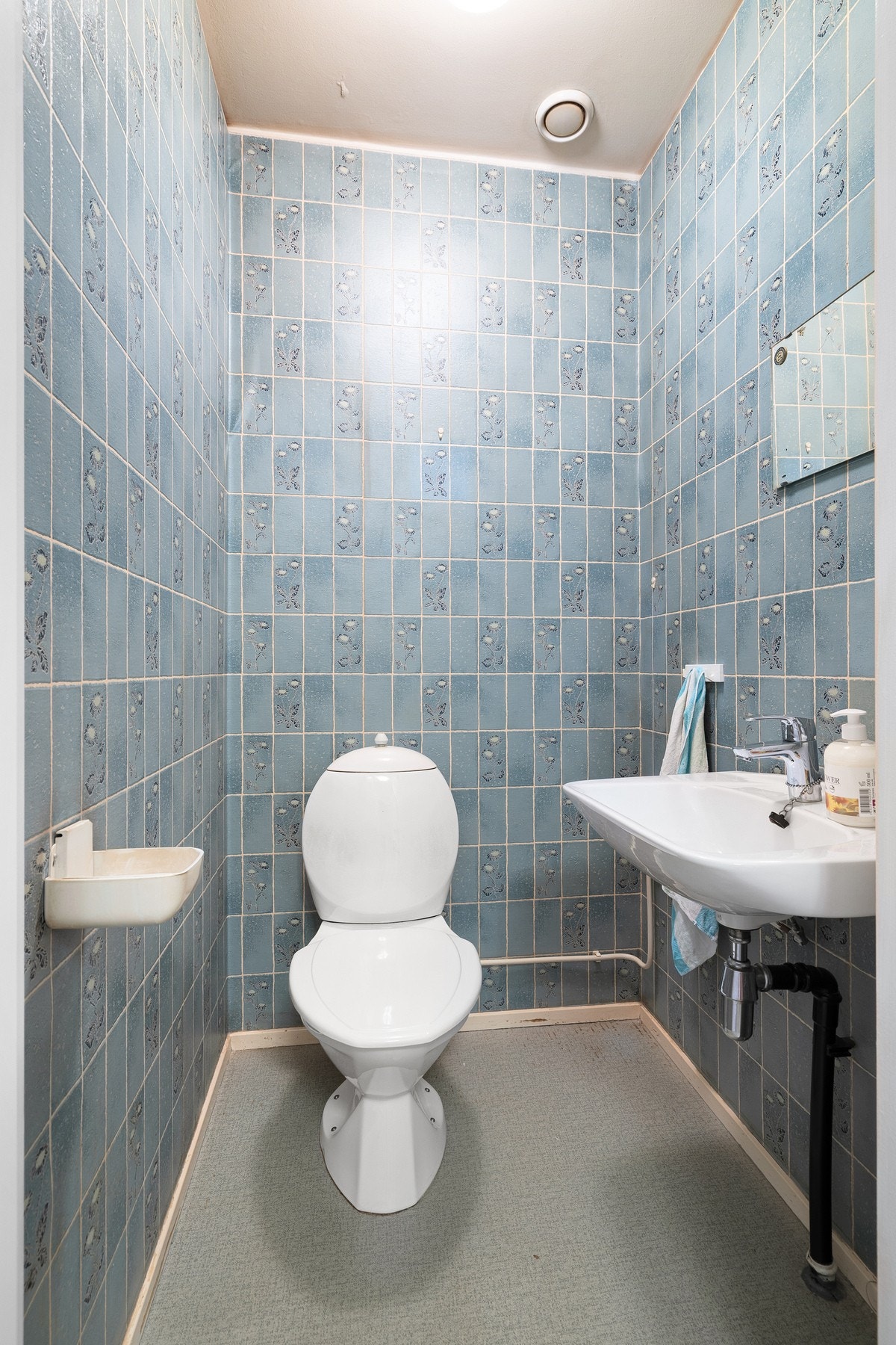 Praktisk eget toalettrom. Galleribilde