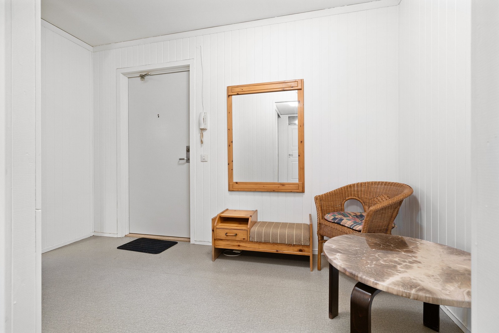 Romslig entré med god plass til oppheng av yttertøy. Galleribilde