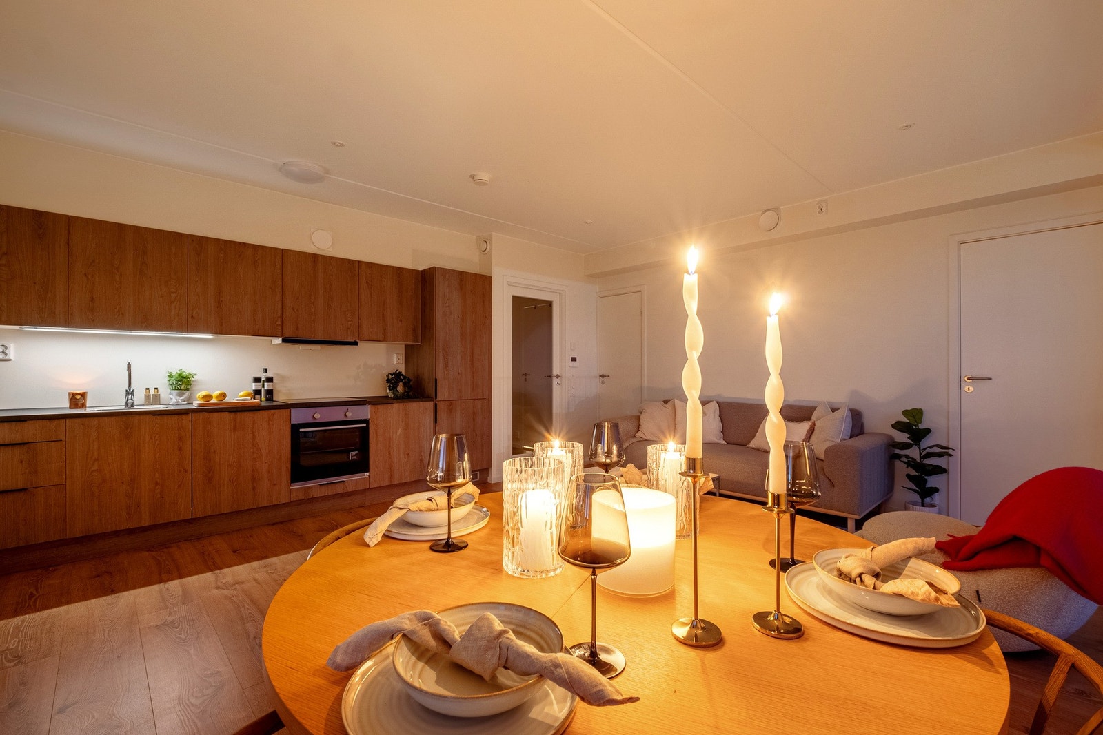 Godt med skap- og benkeplass på kjøkken Galleribilde